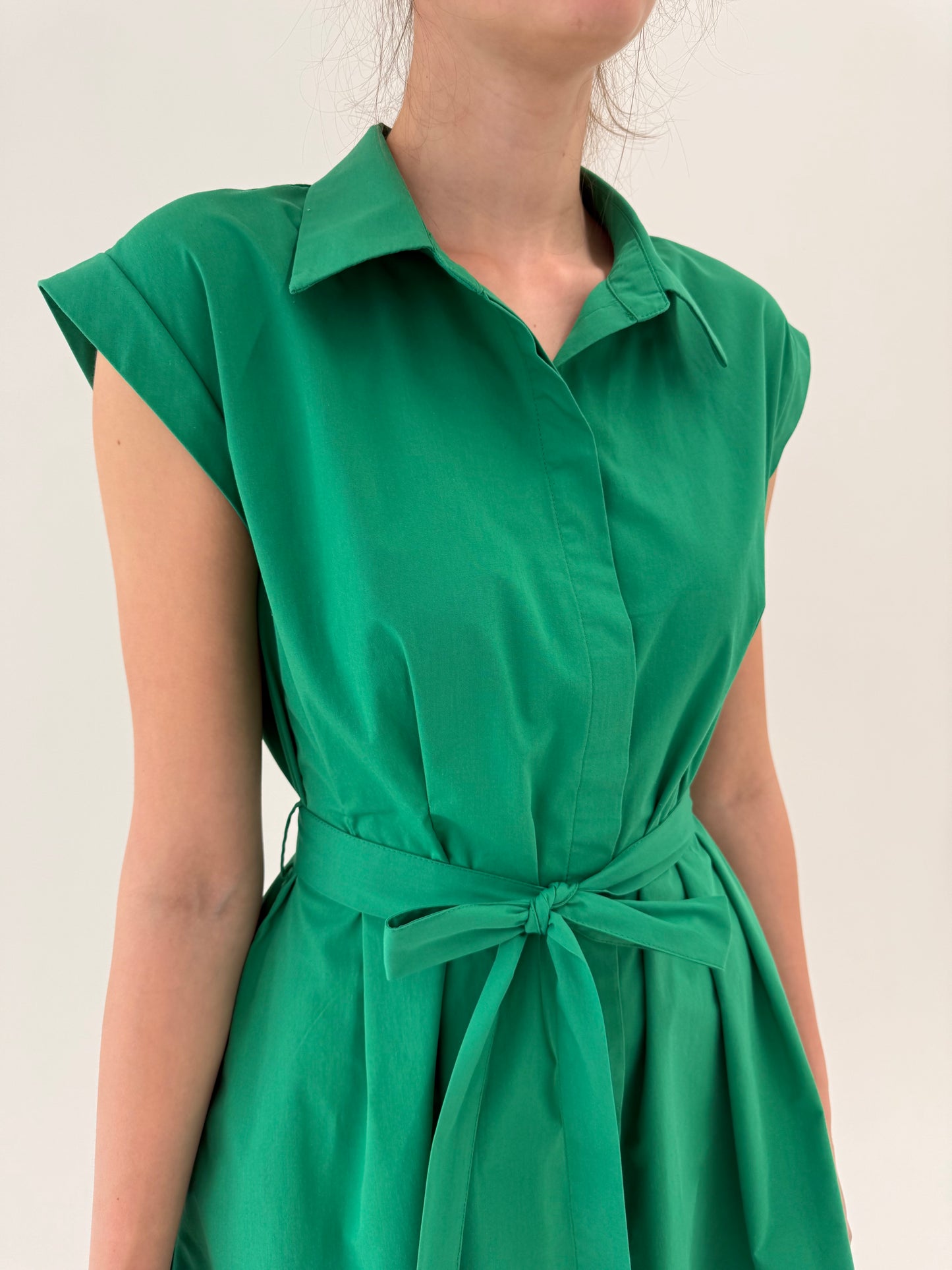 Rochie verde smarald din poplin de bumbac cu buzunare și talie înaltă reglabilă