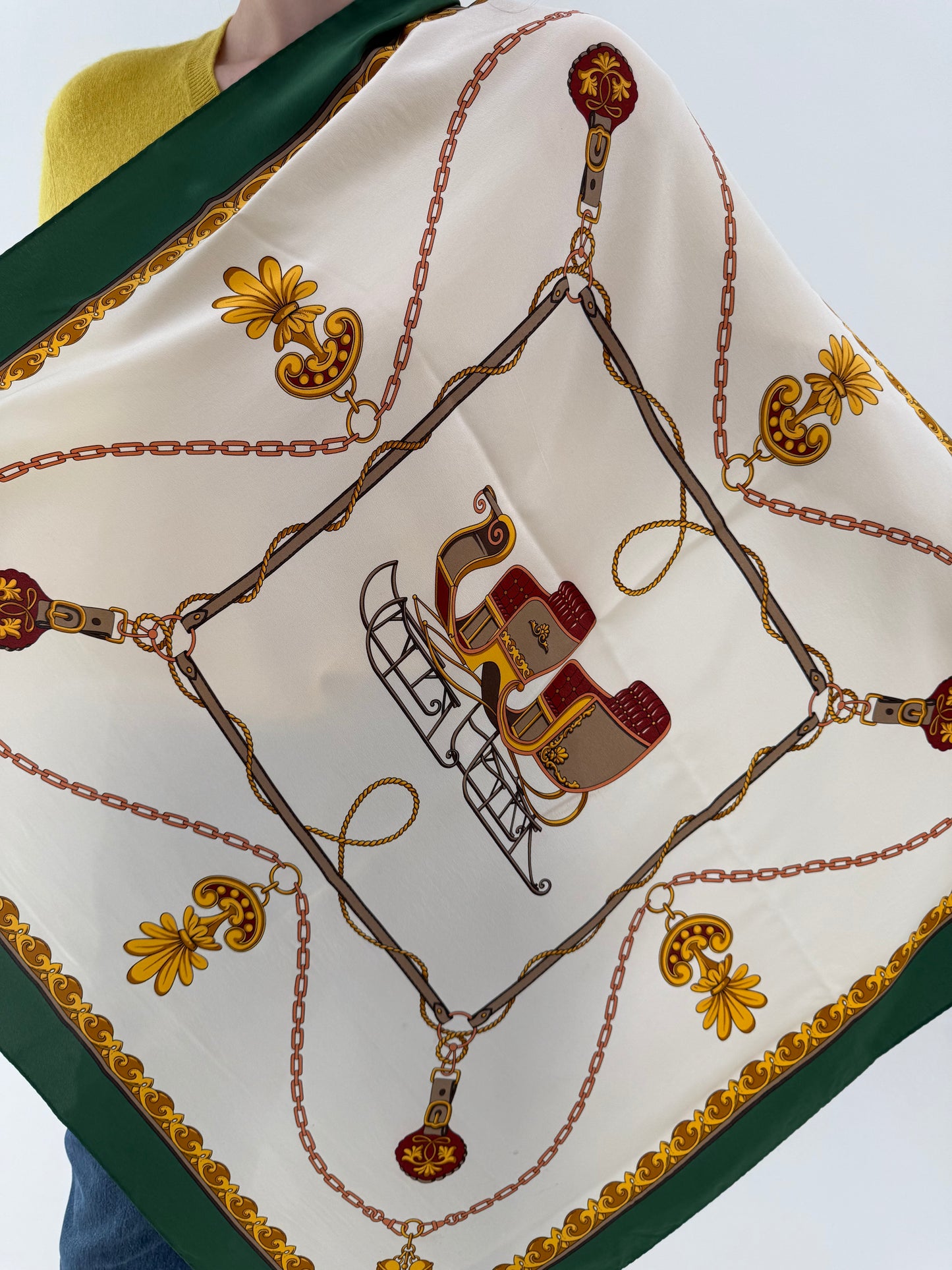 Eșarfă din mătase naturală cu print baroc