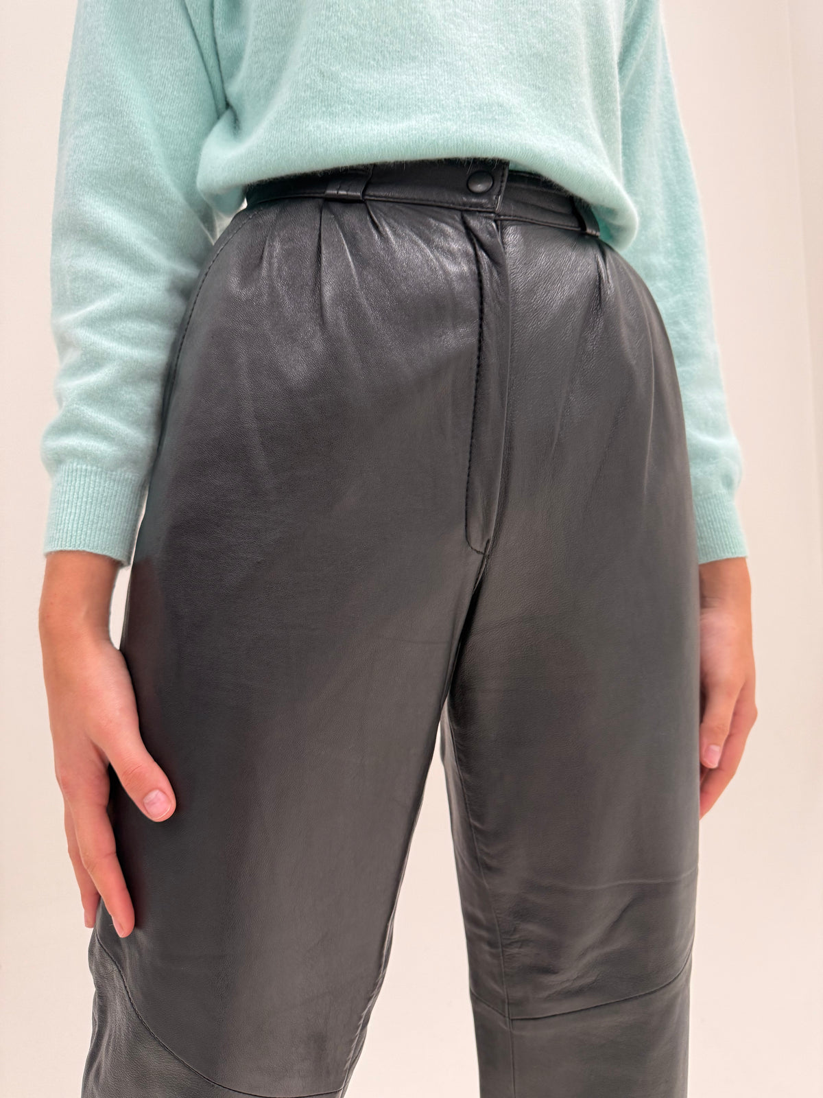 Pantaloni din piele naturală extrem de moale cu talie ultra înaltă și pense cu solduri generoase