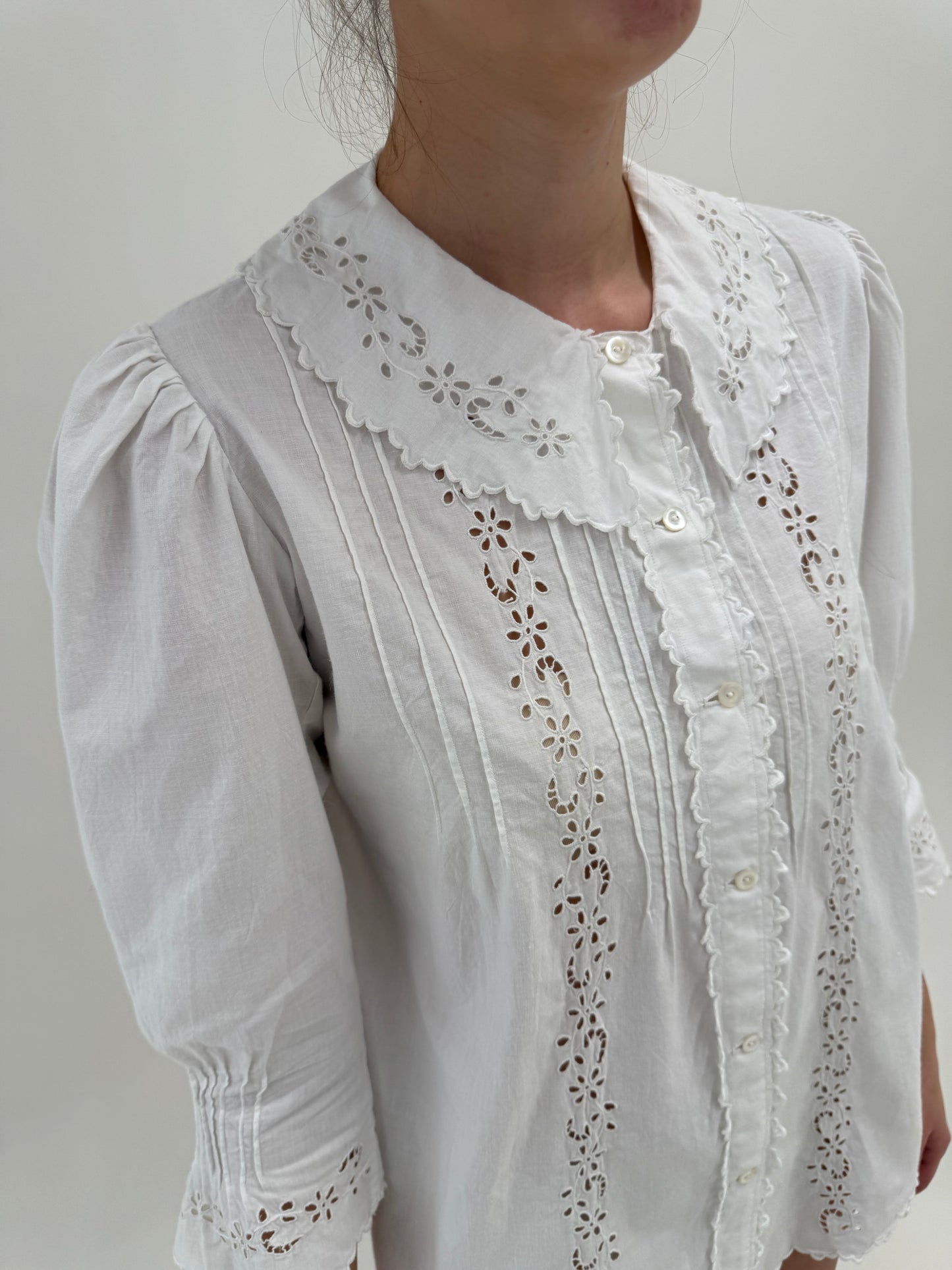 Cămașa vintage cu broderie anglaise manuală excepțională