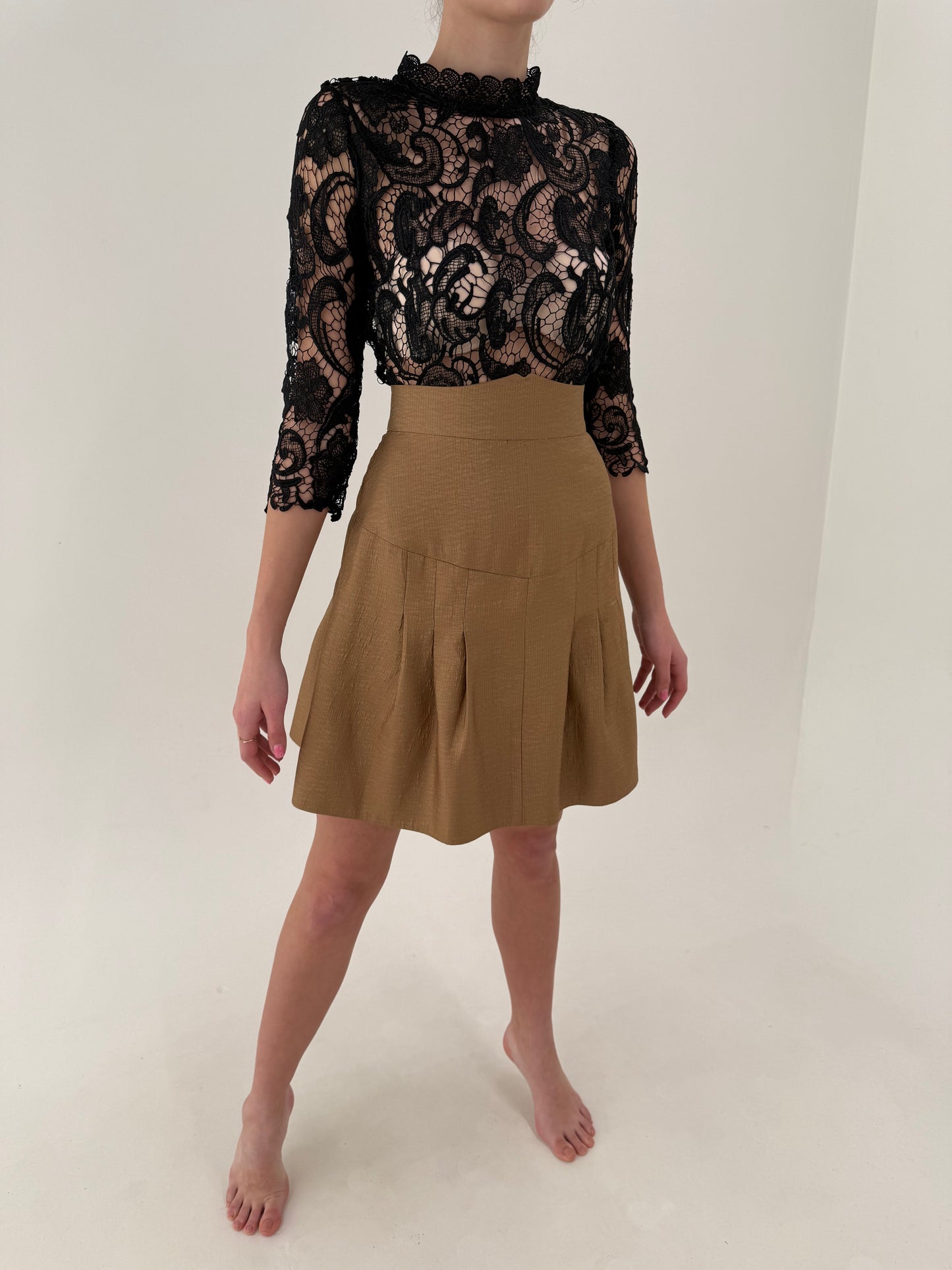 Fustă camel gold din mătase naturală shantung cu efect 3D fin