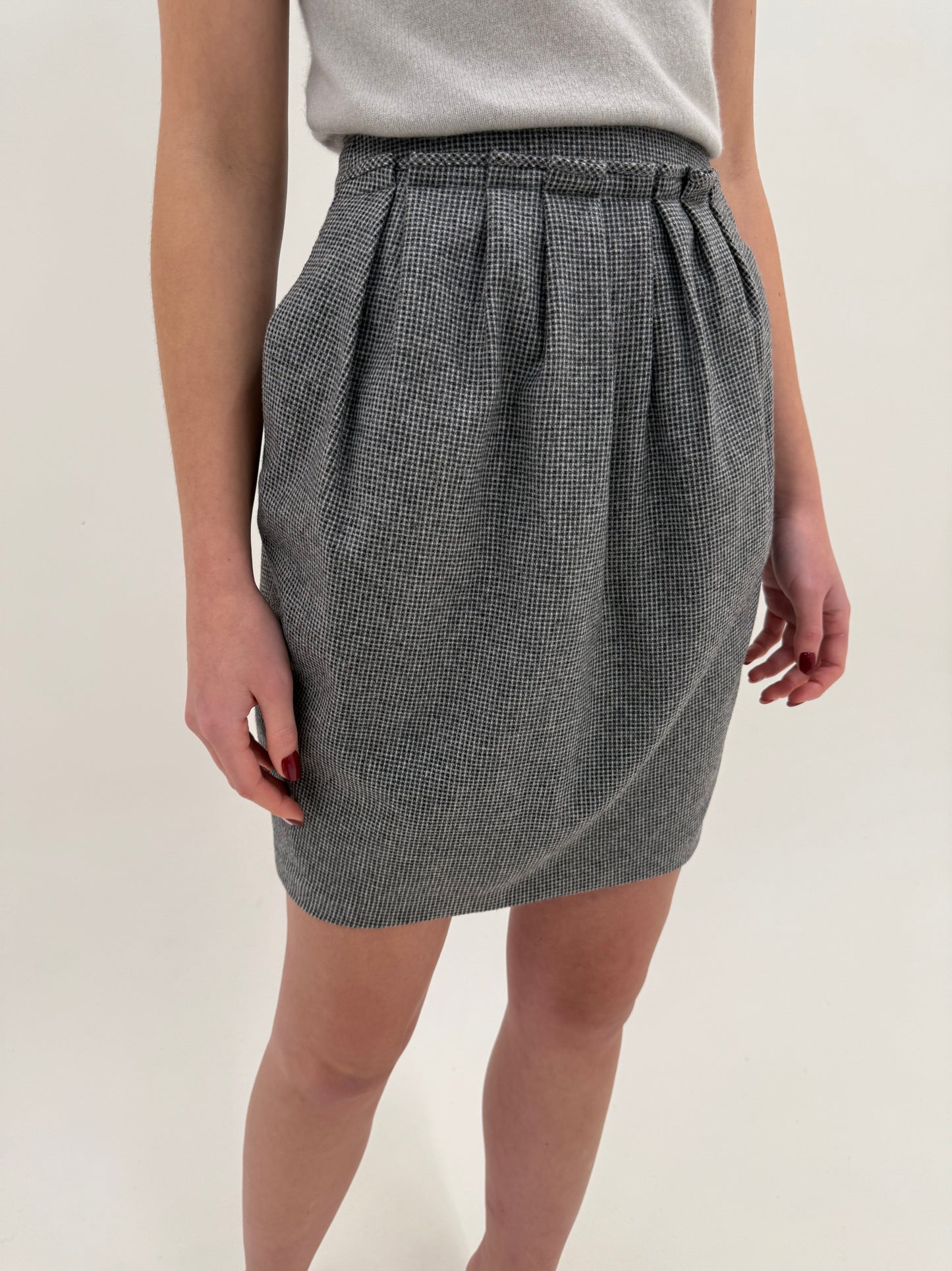 Fustă Hugo Boss din lana extrafina plină în croi volumizat