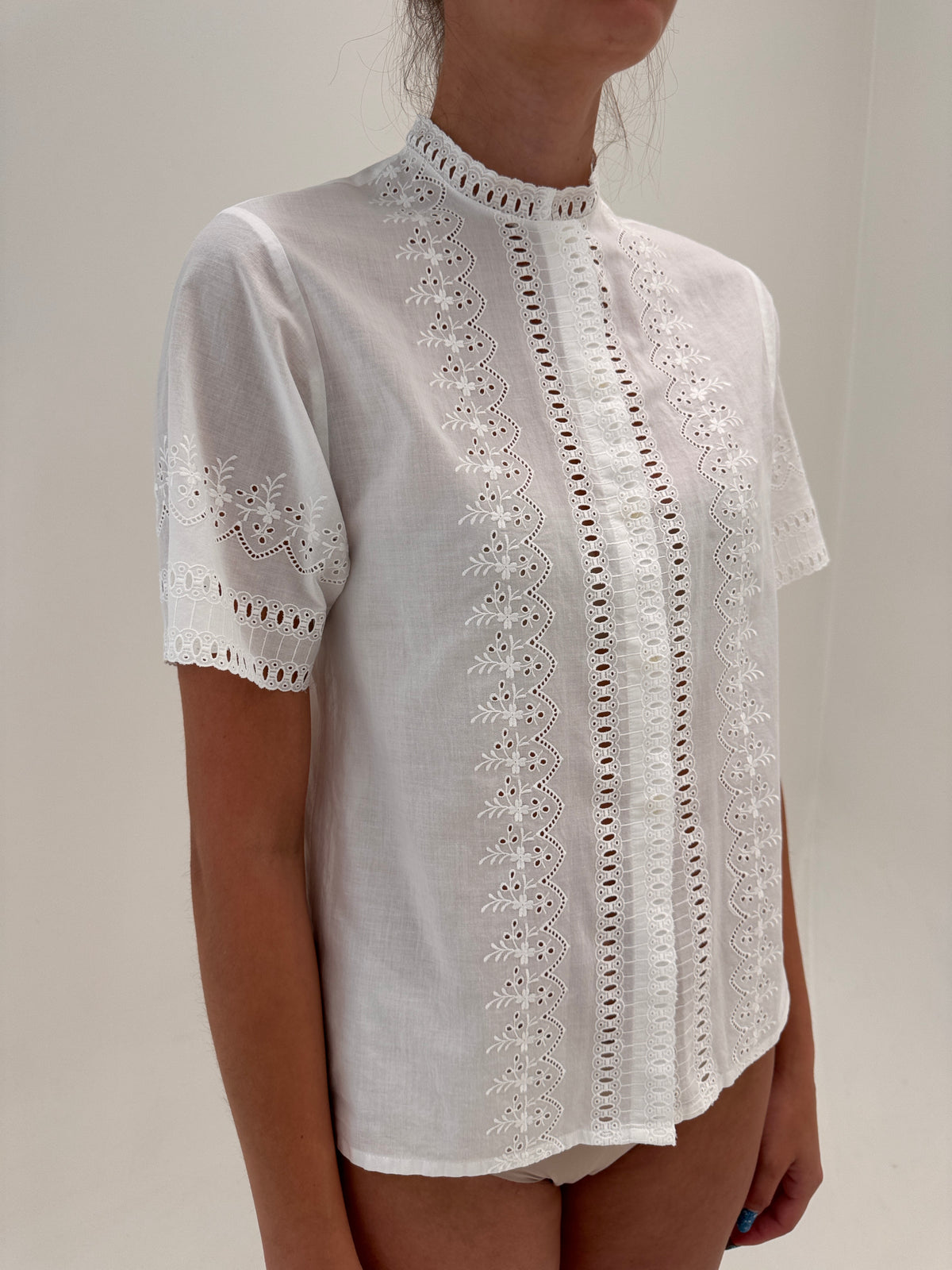 Cămașa vintage din panzica de bumbac excepțional cu broderie anglaise