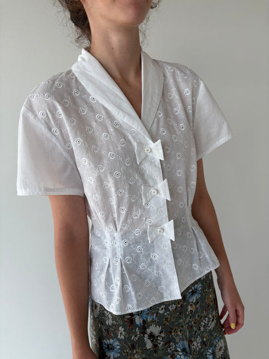 Cămașa vintage cambrata cu fundițe stilizate și broderie anglaise