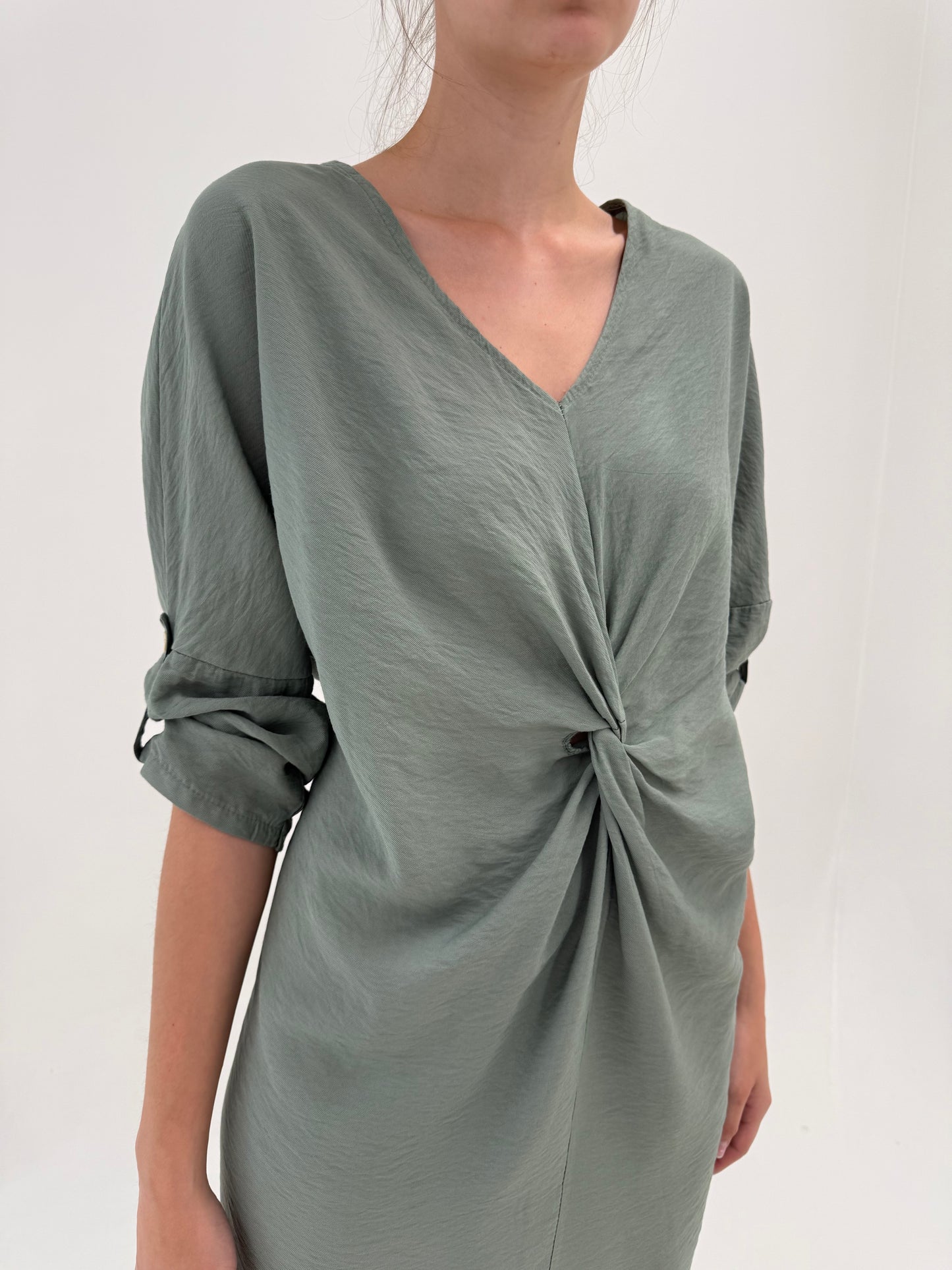 Rochie italiană valoroasă cu fronseu Sage green în croi lejer