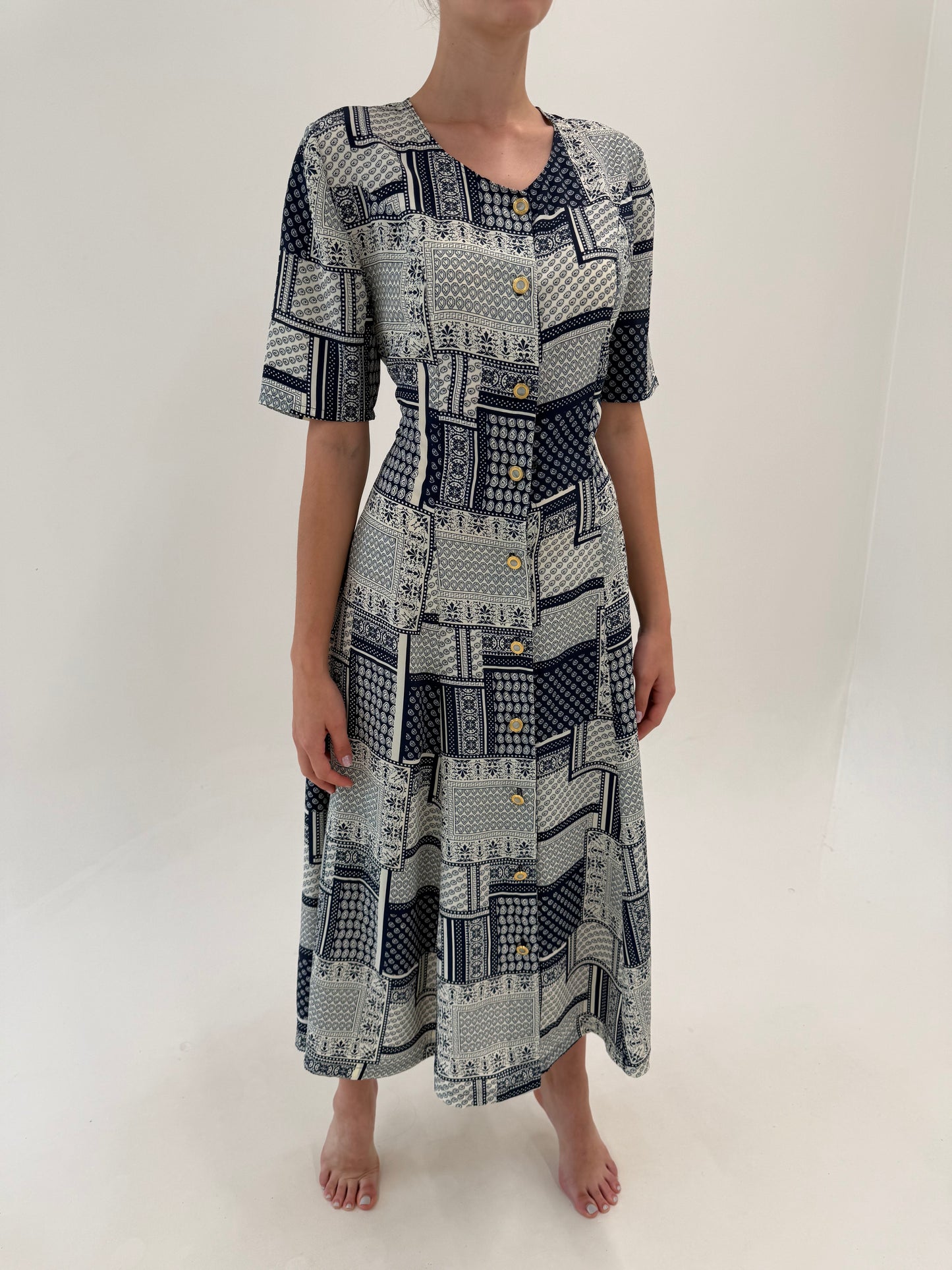 Rochie vintage maxi vaporoasă cambrata cu nasturi metalici aurii bijuterie