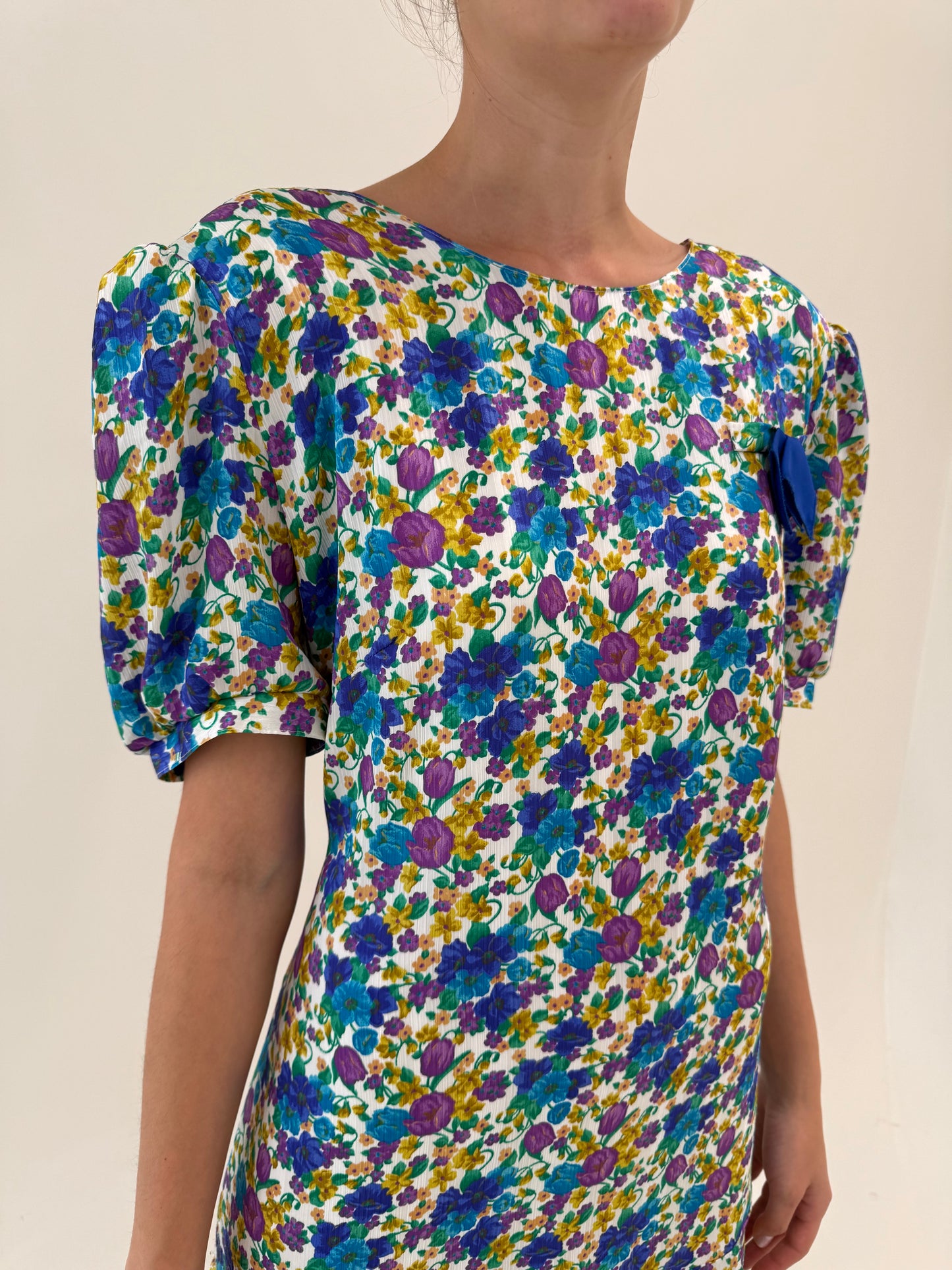 Rochie vintage cu print floral superb și umeri bufanți midi