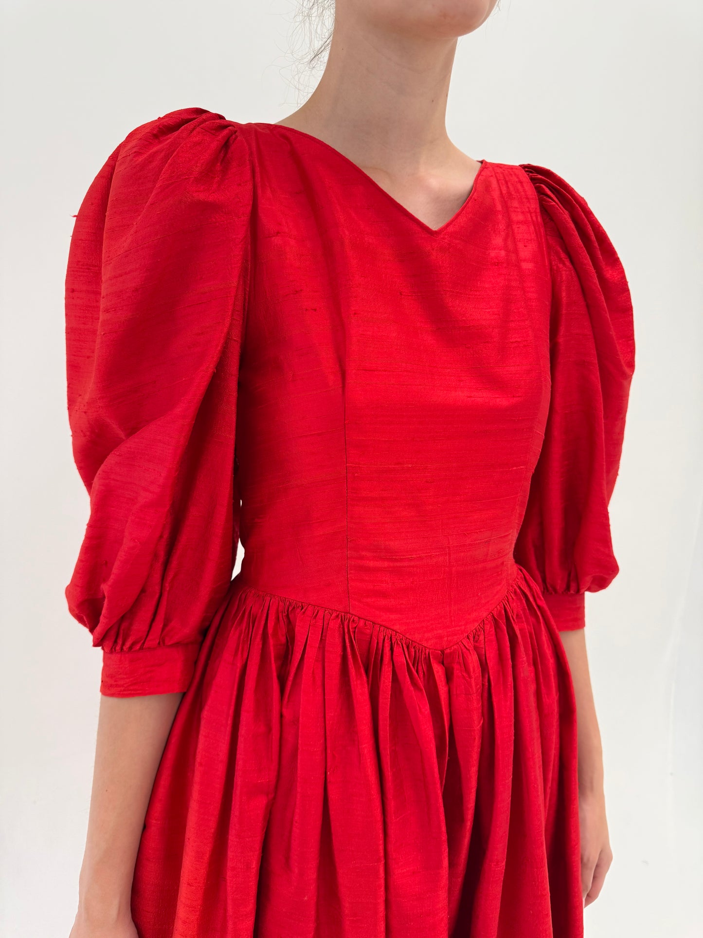 Rochie maxi din mătase naturală cu corsaj și umeri bufanți