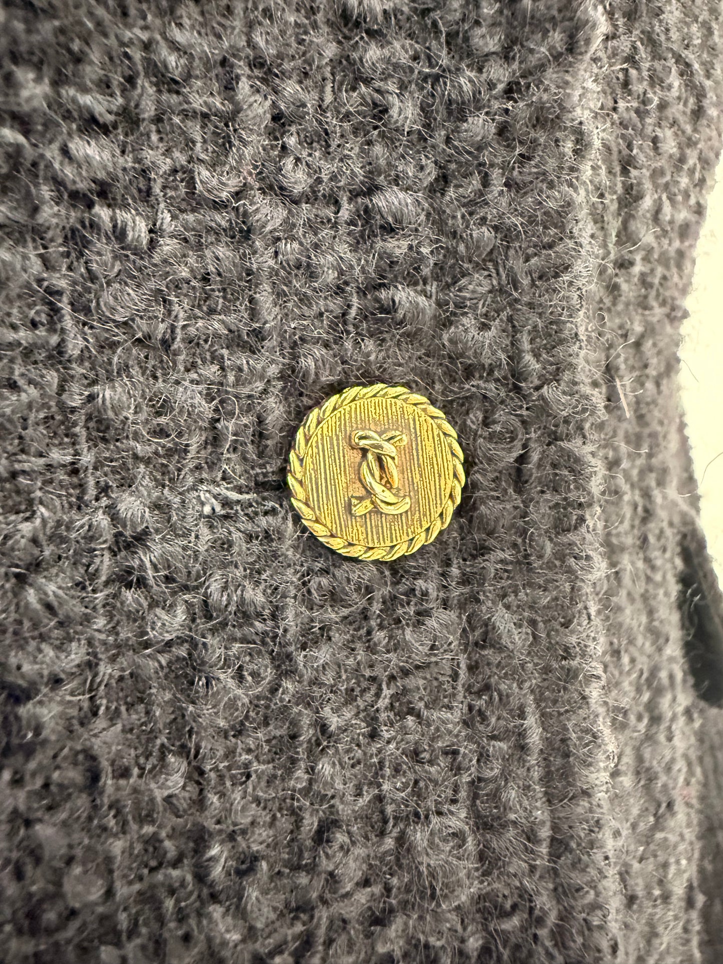 Deux piece negru în stil Chanel din boucle de lana cu nasturi aurii