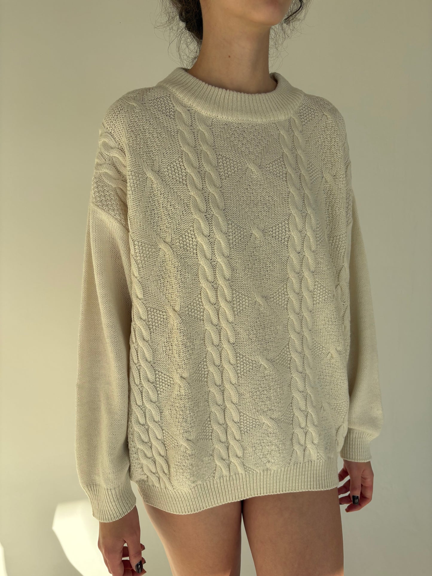 Pulover super gros butter white cu torsade din lana extrafina în croi lejer