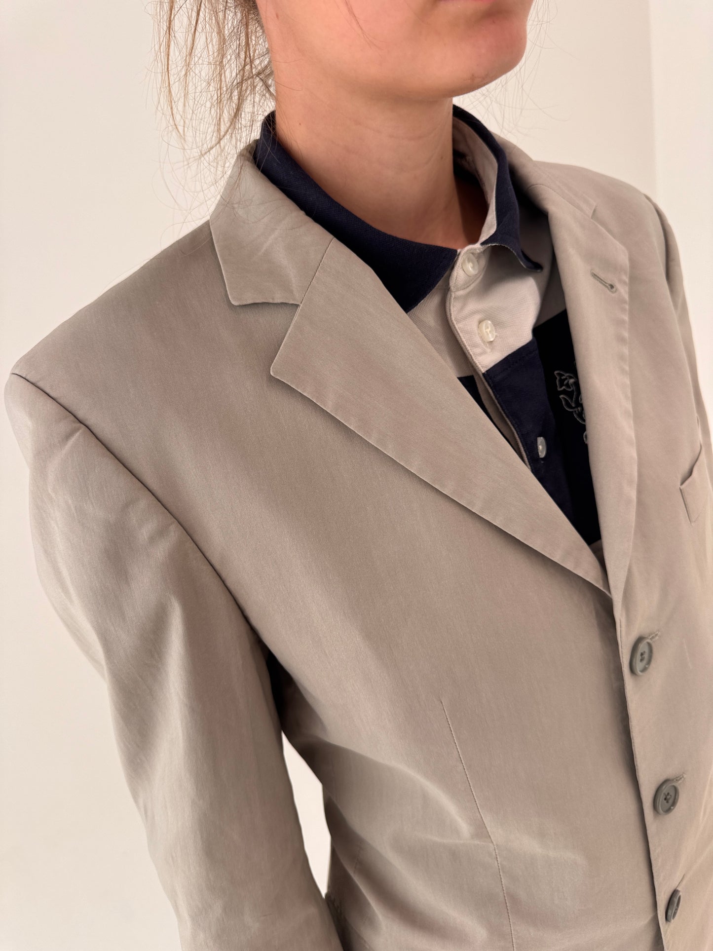 Sacou warm gray Hugo Boss în croi actual din gabardină de bumbac