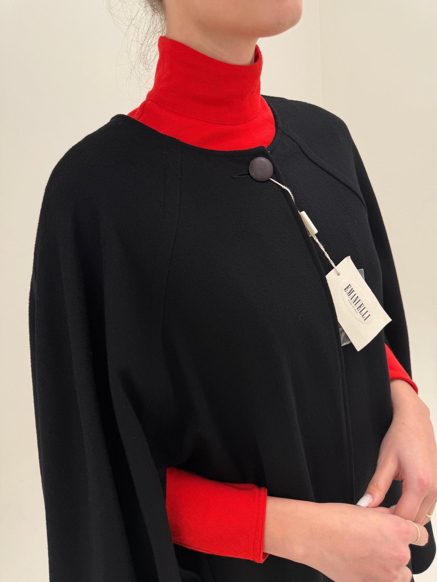 Capa nouă neagră italiană din lanita extrafina de la zi la seară