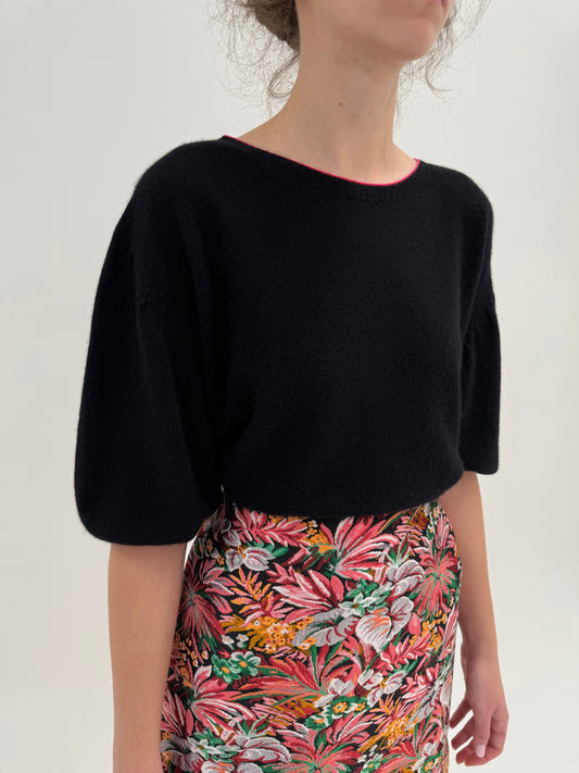 Top negru italian din cașmir și lana cu inserții fucsia