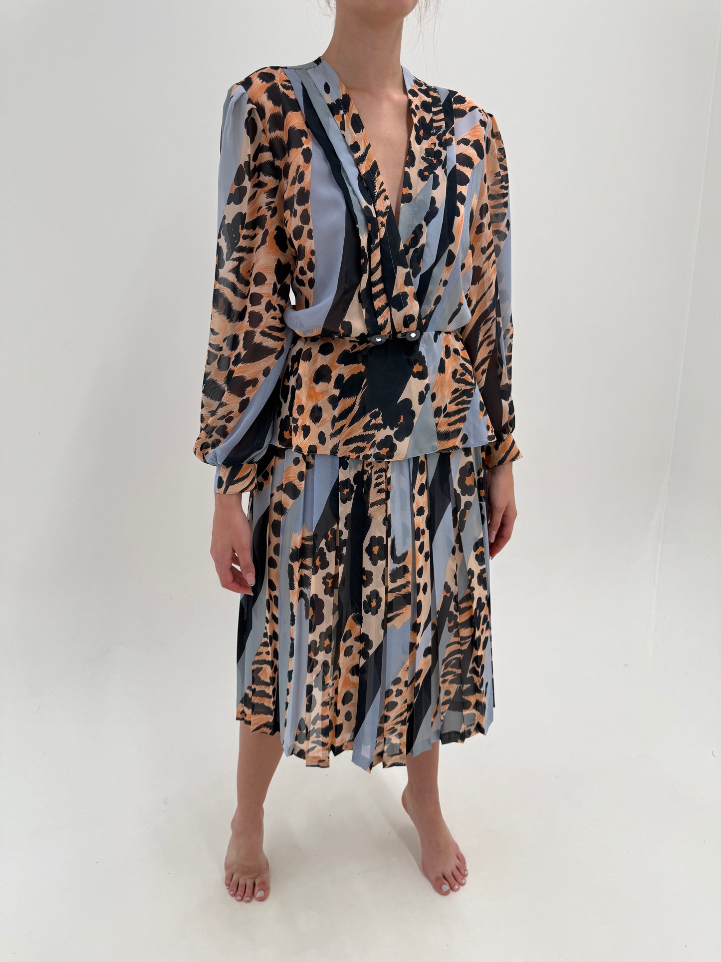 Set vintage cu animal print stilizat și fustă midi în A cu sacou / top cambrat