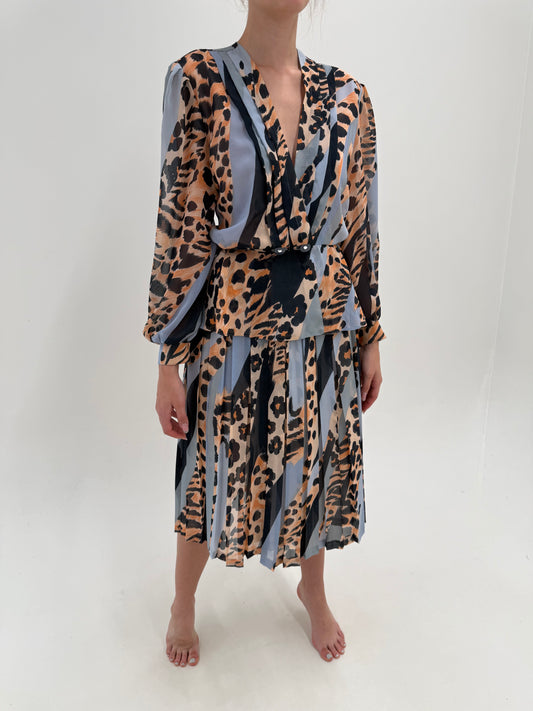 Set vintage cu animal print stilizat și fustă midi în A cu sacou / top cambrat