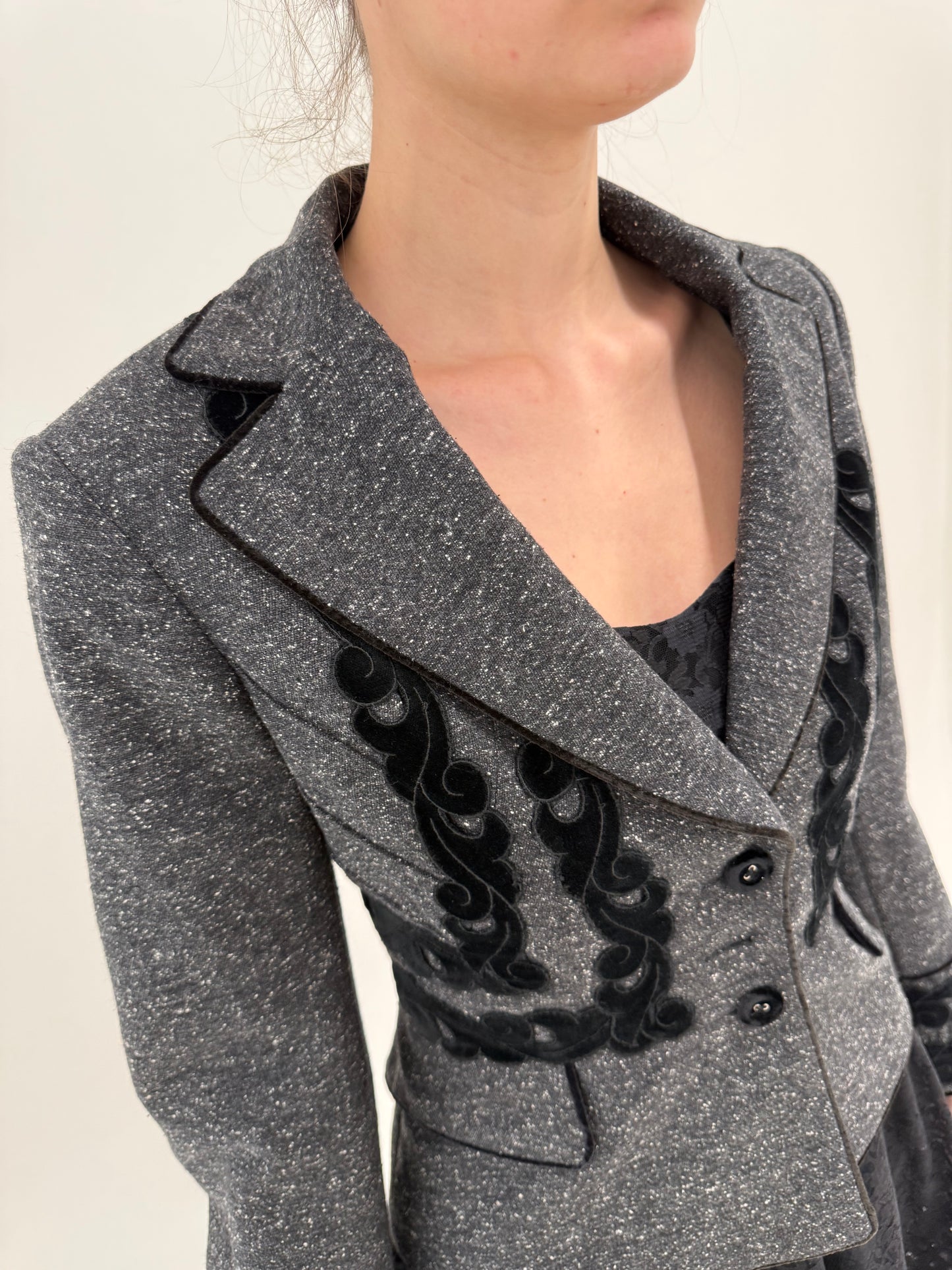 Sacou elegant cu aplicații negre cambrat din stofita lightweight de sezon cald