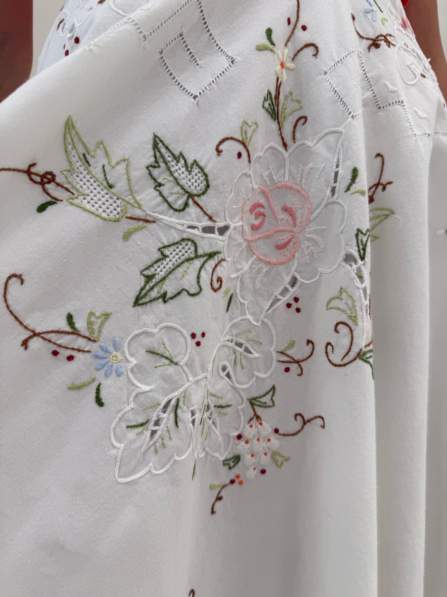 Fustă vintage bijuterie cu broderie manuală delicată extrem de amplă din pânză