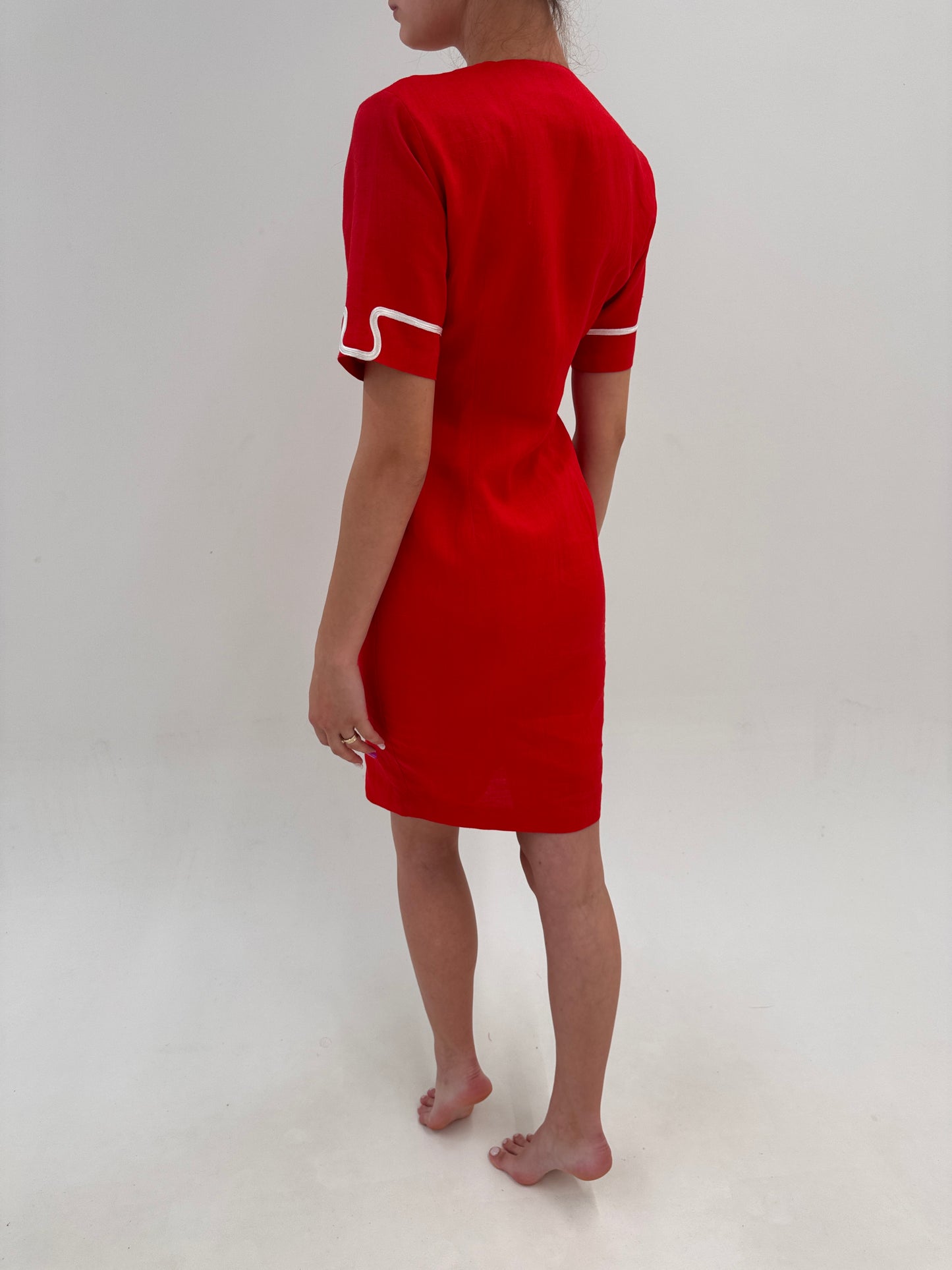 Rochie vintage italiană din pânză de in ușor structurată cu broderie și închidere dublă
