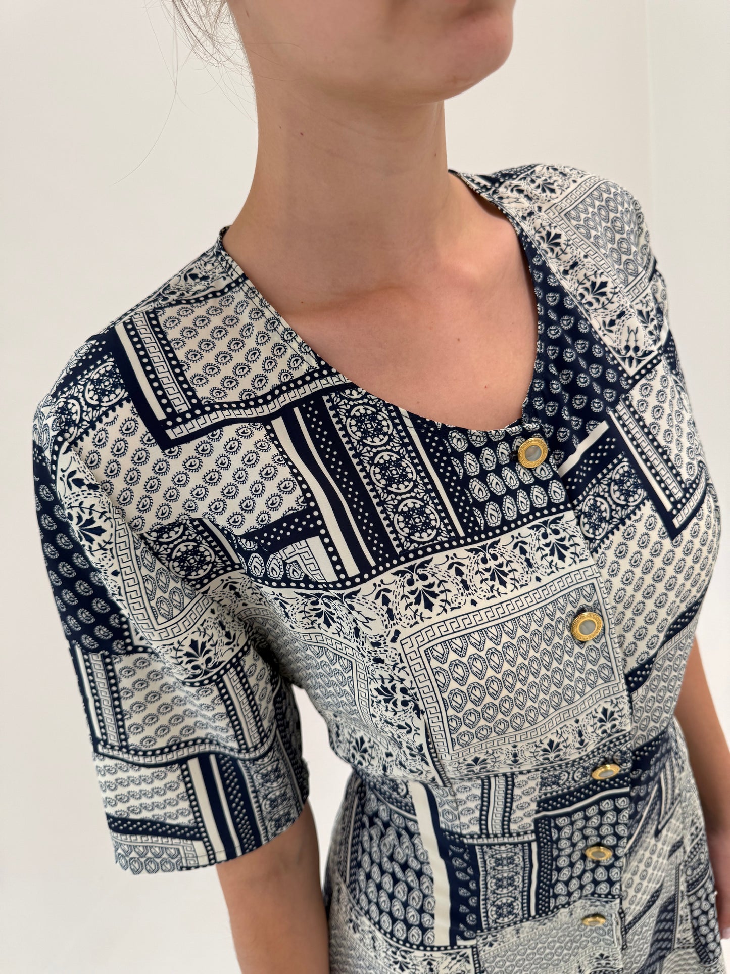 Rochie vintage maxi vaporoasă cambrata cu nasturi metalici aurii bijuterie