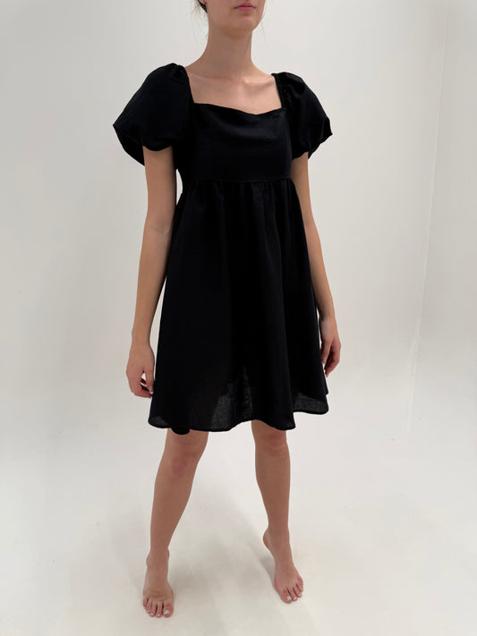 Rochie neagră din in cu umeri bufanți în croi super vaporos și talie empire