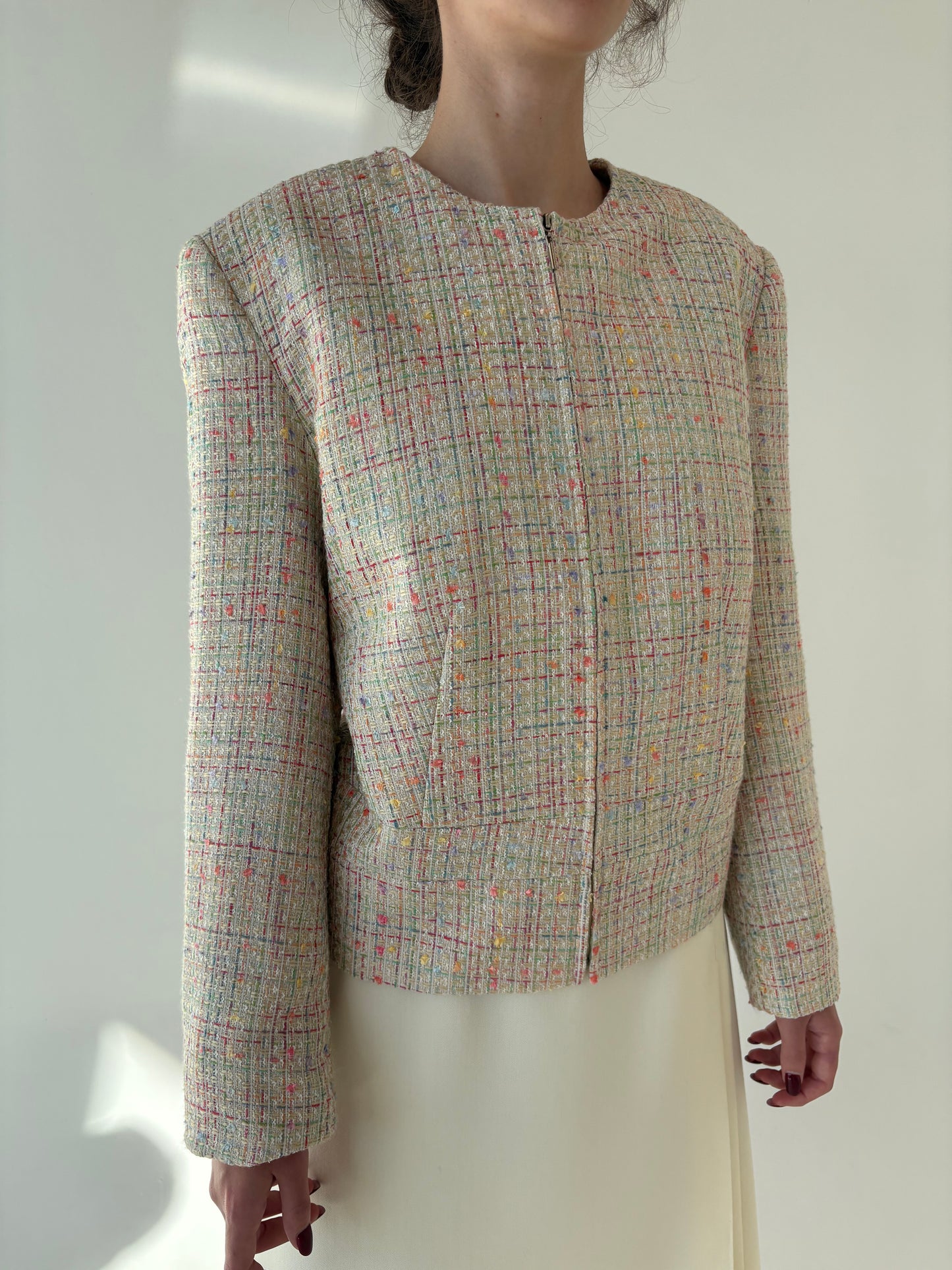 Sacou in stil Chanel din tweed butter white cu inserții curcubeu