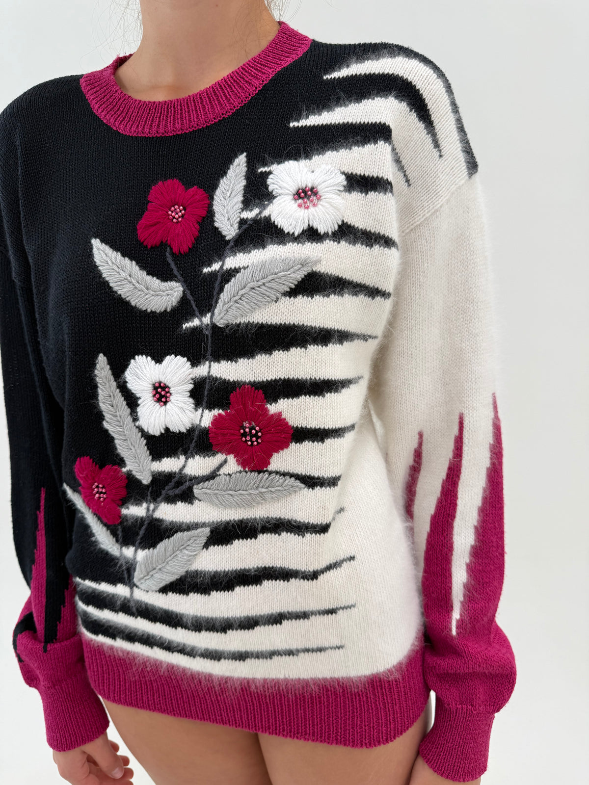 Pulover vintage statement bijuterie cu inserții de Angora și flori brodate