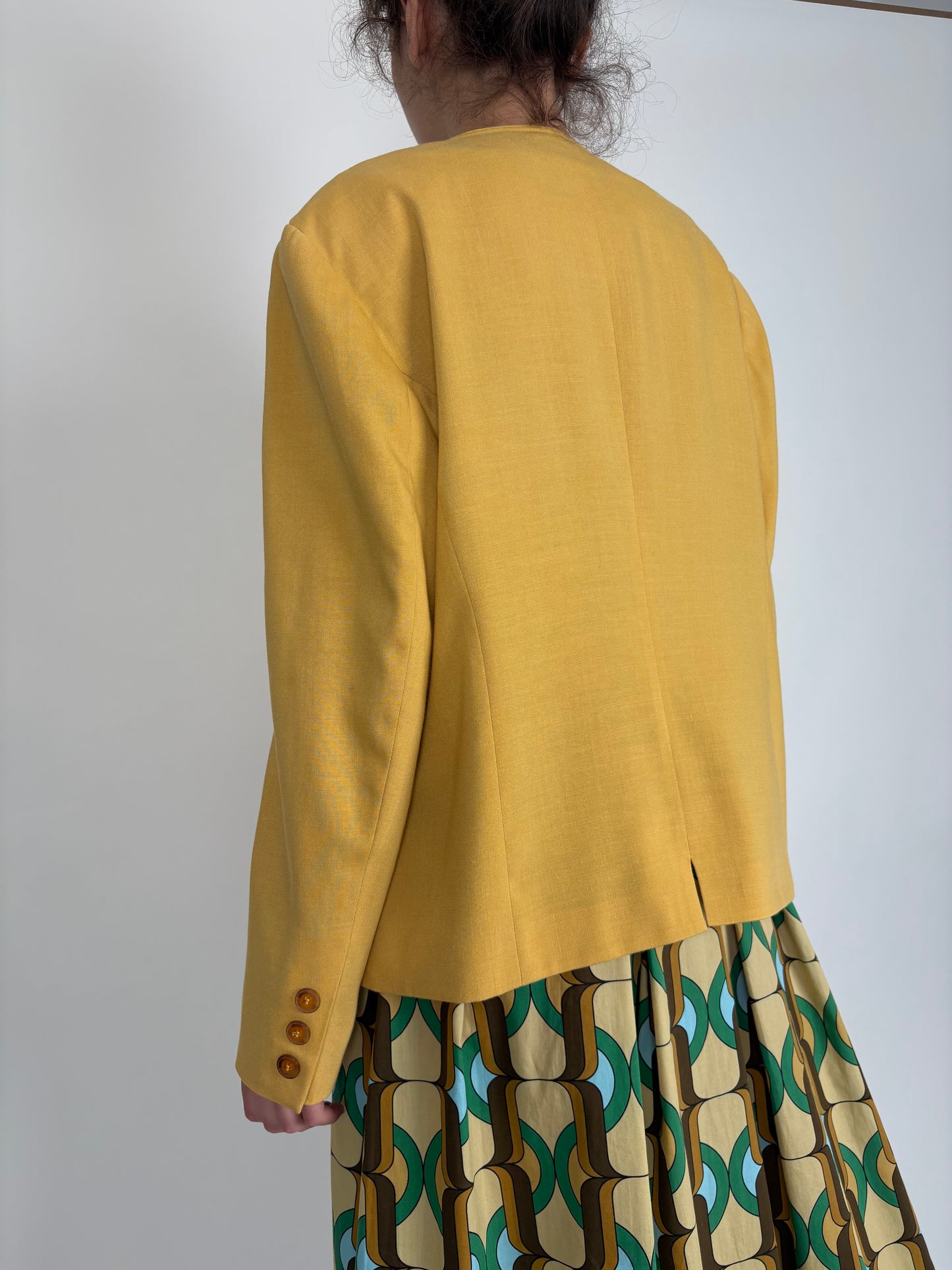 Sacou mustard yellow din pânză în croi minimalist ușor cambrat