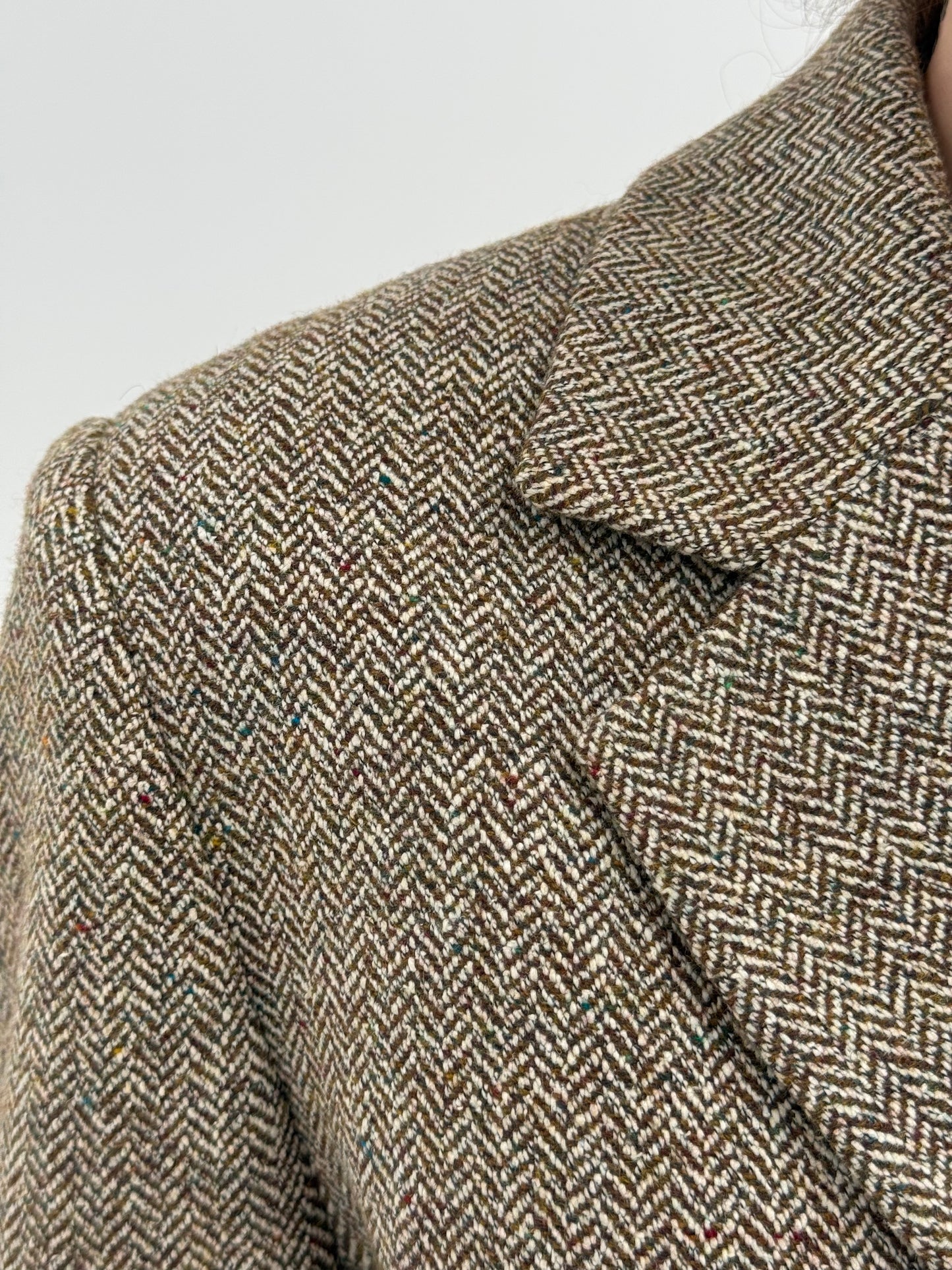 Sacou nude cambrat din stofă Chevron de lana și mătase naturală