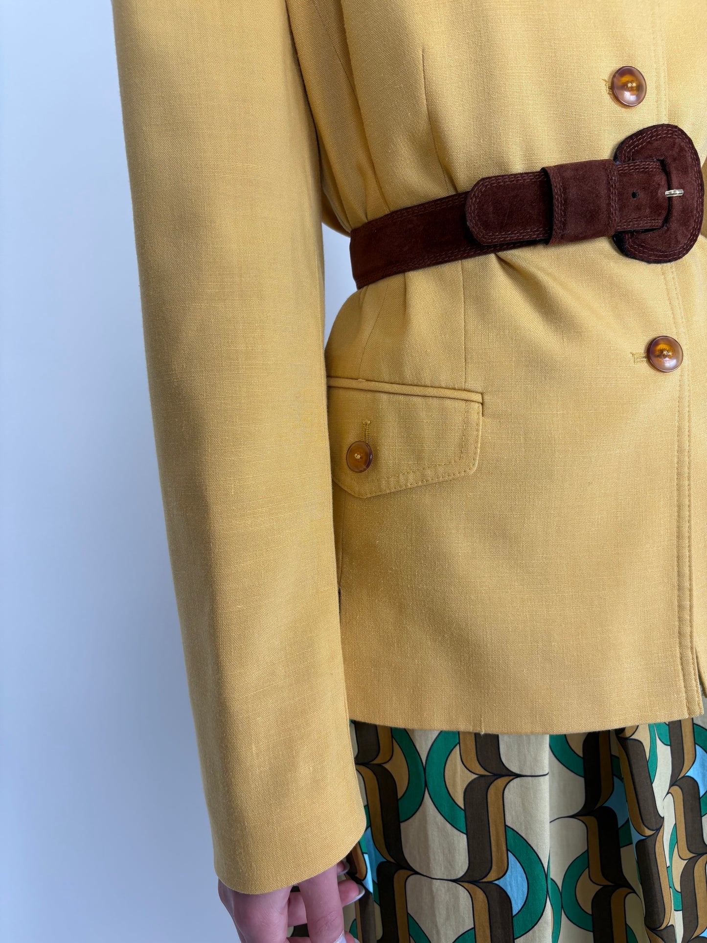 Sacou mustard yellow din pânză în croi minimalist ușor cambrat