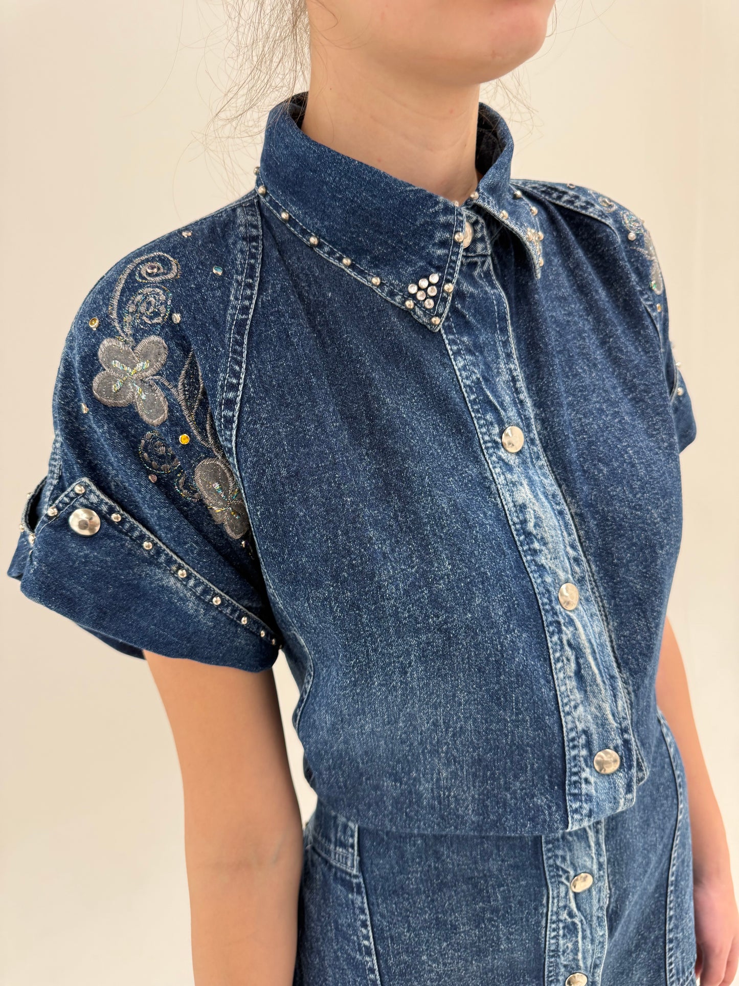 Rochie vintage din jeans cu talie uktra înaltă marcată elastică și broderie
