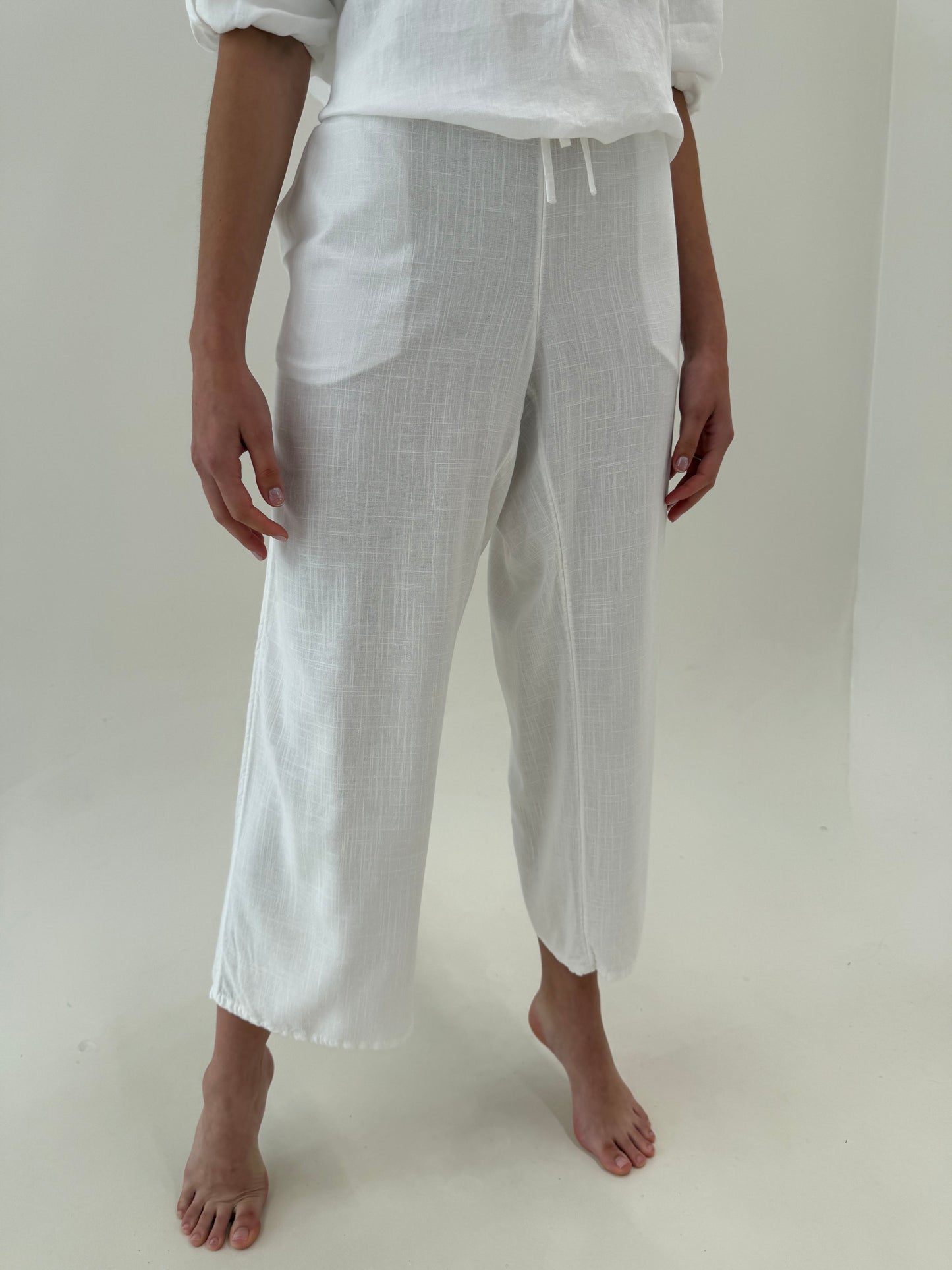 Pantaloni din in în croi clasic și talie elastică
