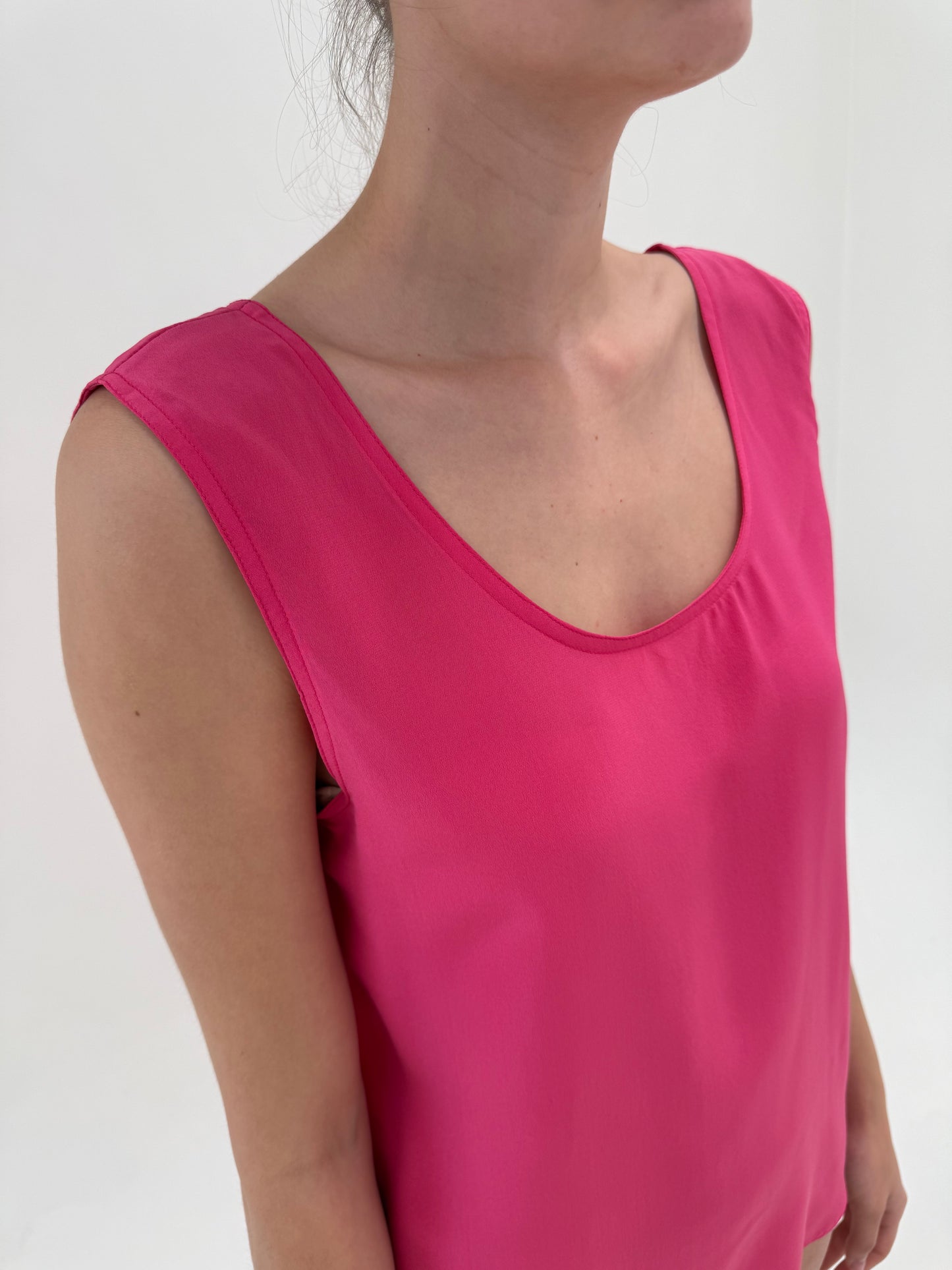 Top Barbie Pink din mătase naturală în croi minimalist
