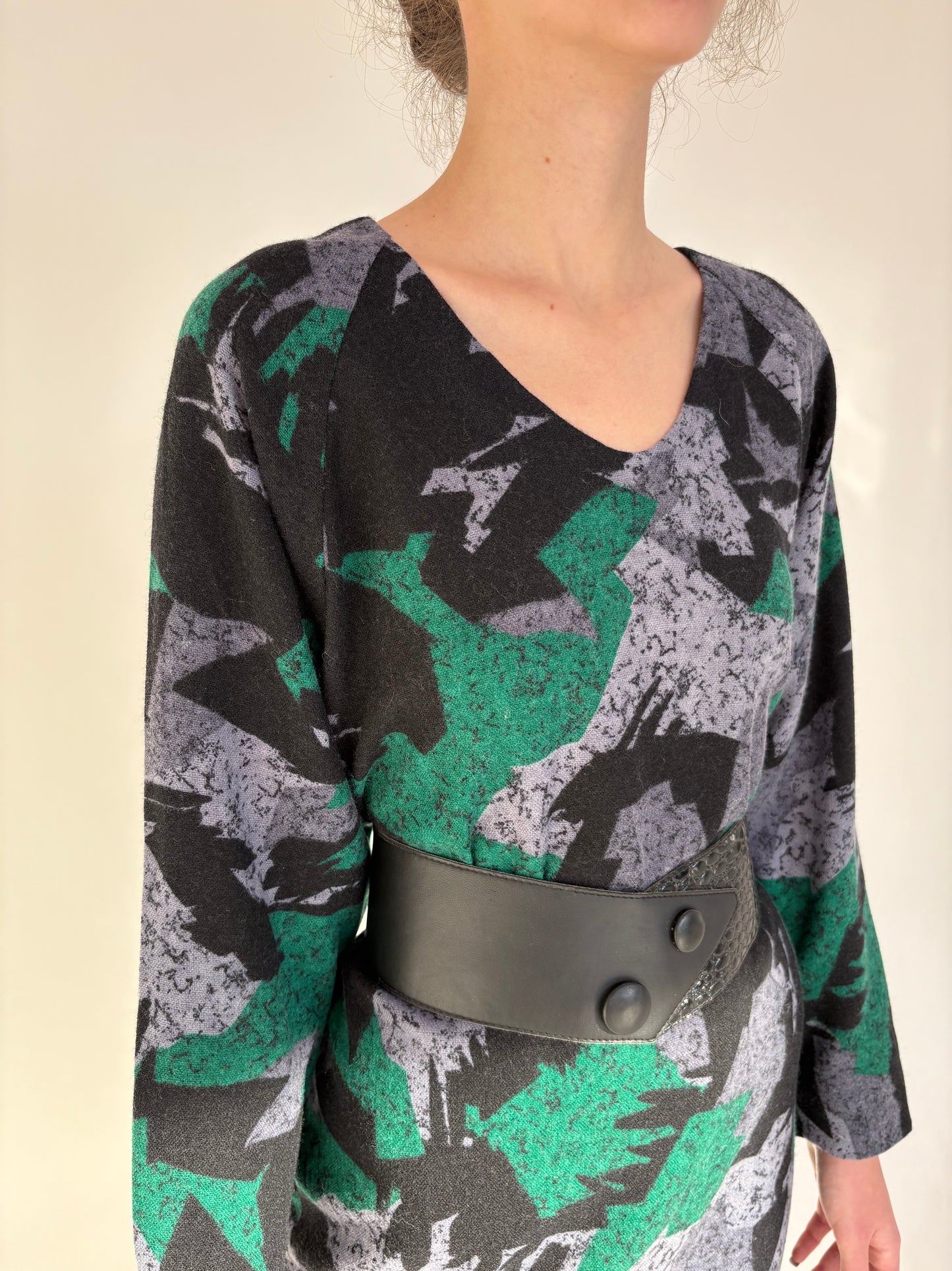 Rochie vintage din tricot dens de lana extrafina în croi retro modern