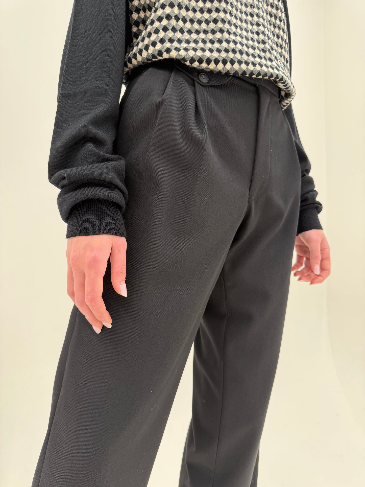 Pantaloni negri cu pense din lana extrafina