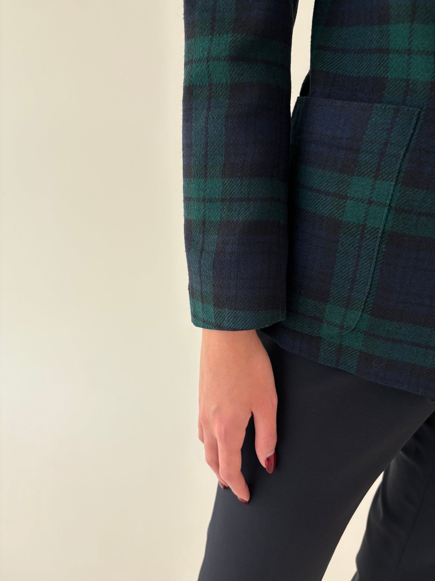 Sacou ușor cambrat din Tartan de lana extrafina cu închidere dublă