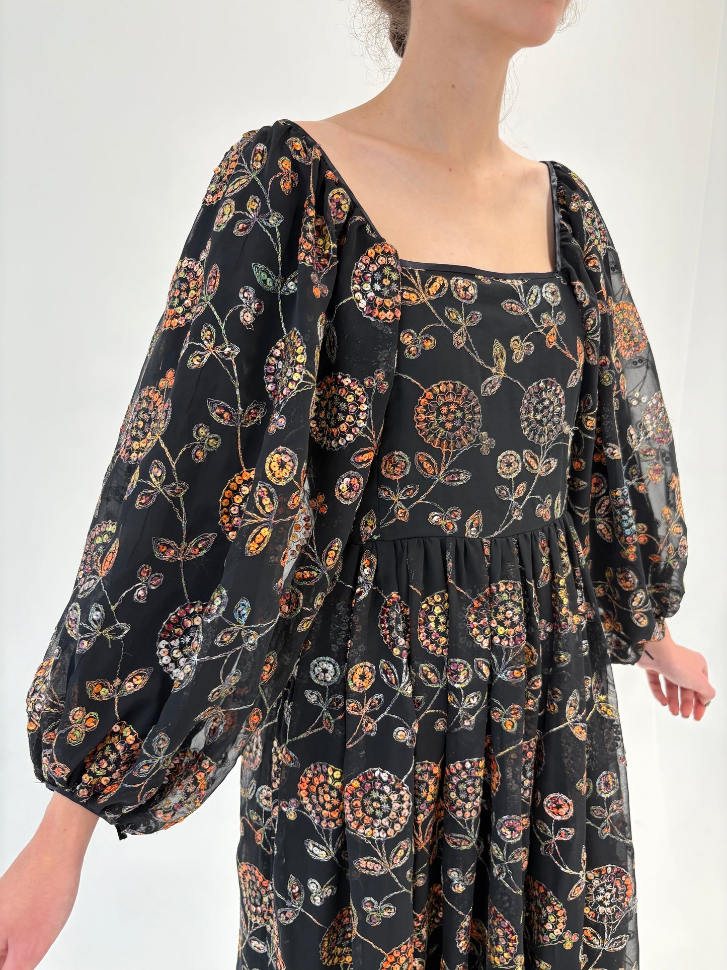 LBD maxi tall in stil boho cu aplicații manuale delicate și broderie