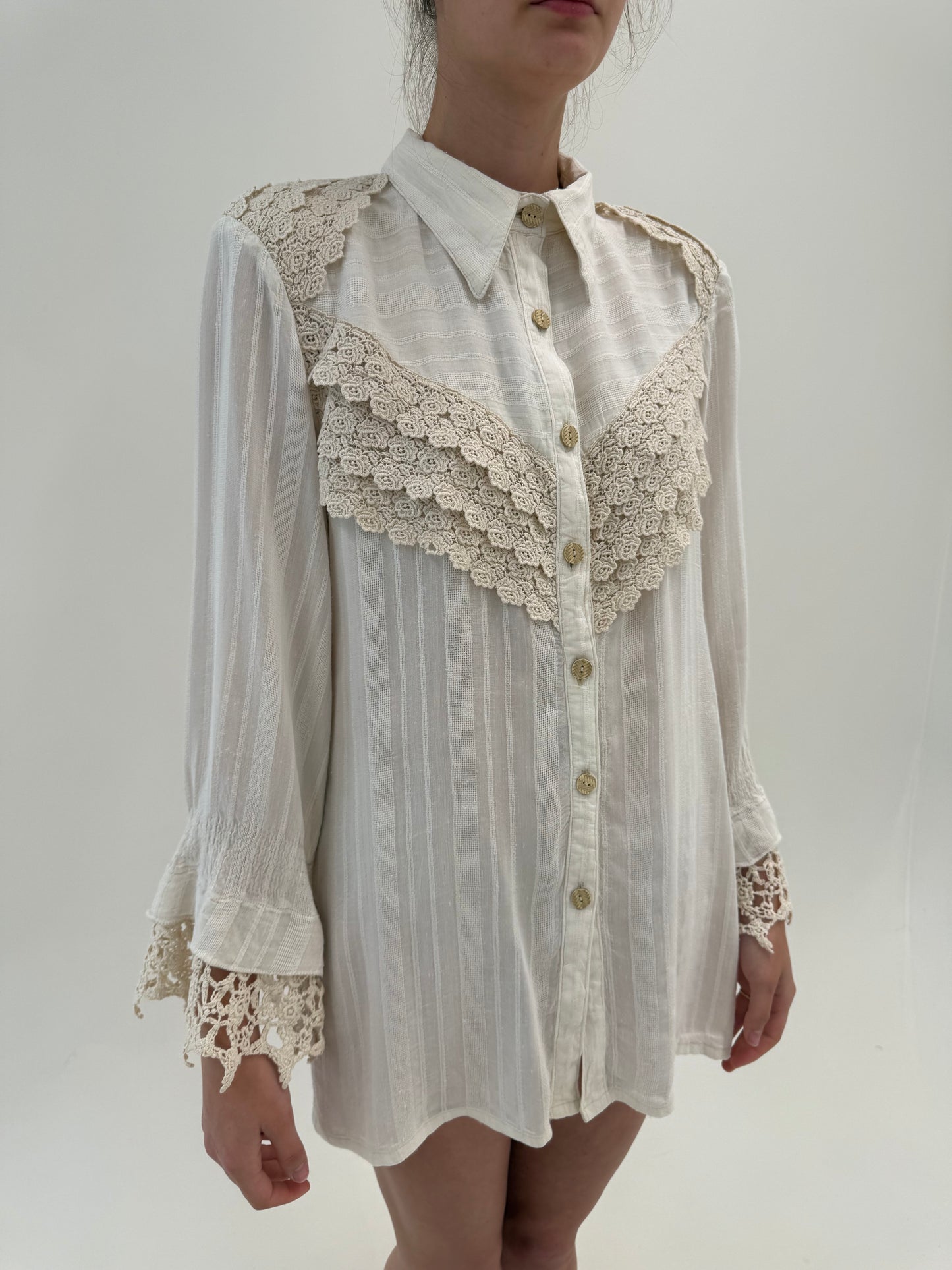 Cămașa superbă vintage din pânză cu inserții de dantelă macrame