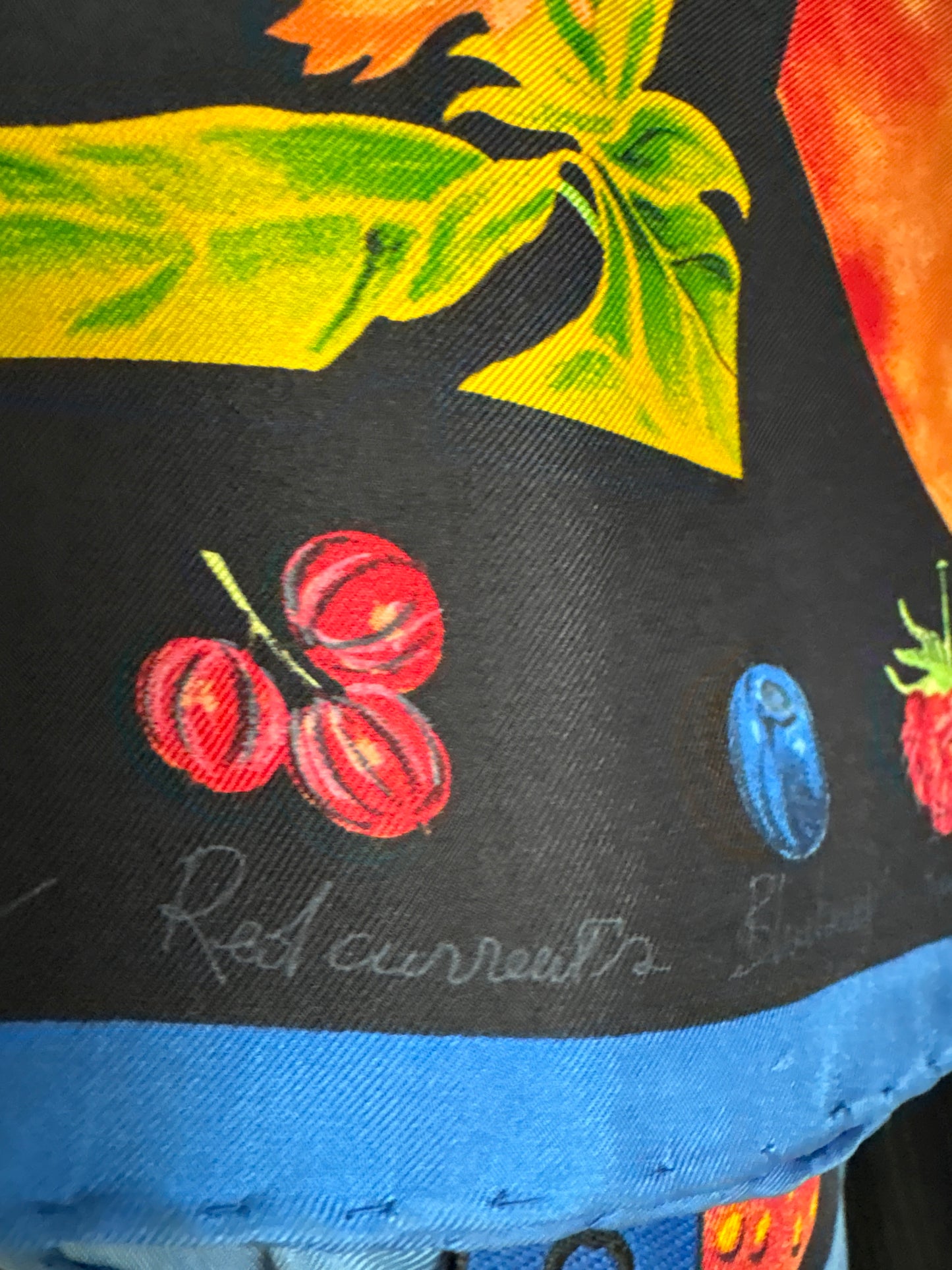 Eșarfă din mătase naturală cu print în culori calde pe Navy blue