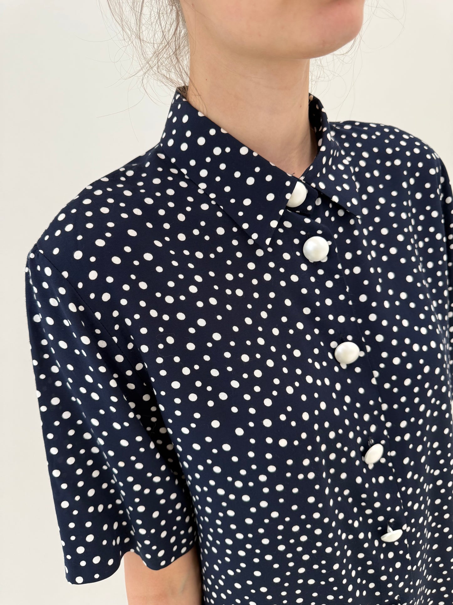 Cămașa vintage cu buline albe pe navy blue