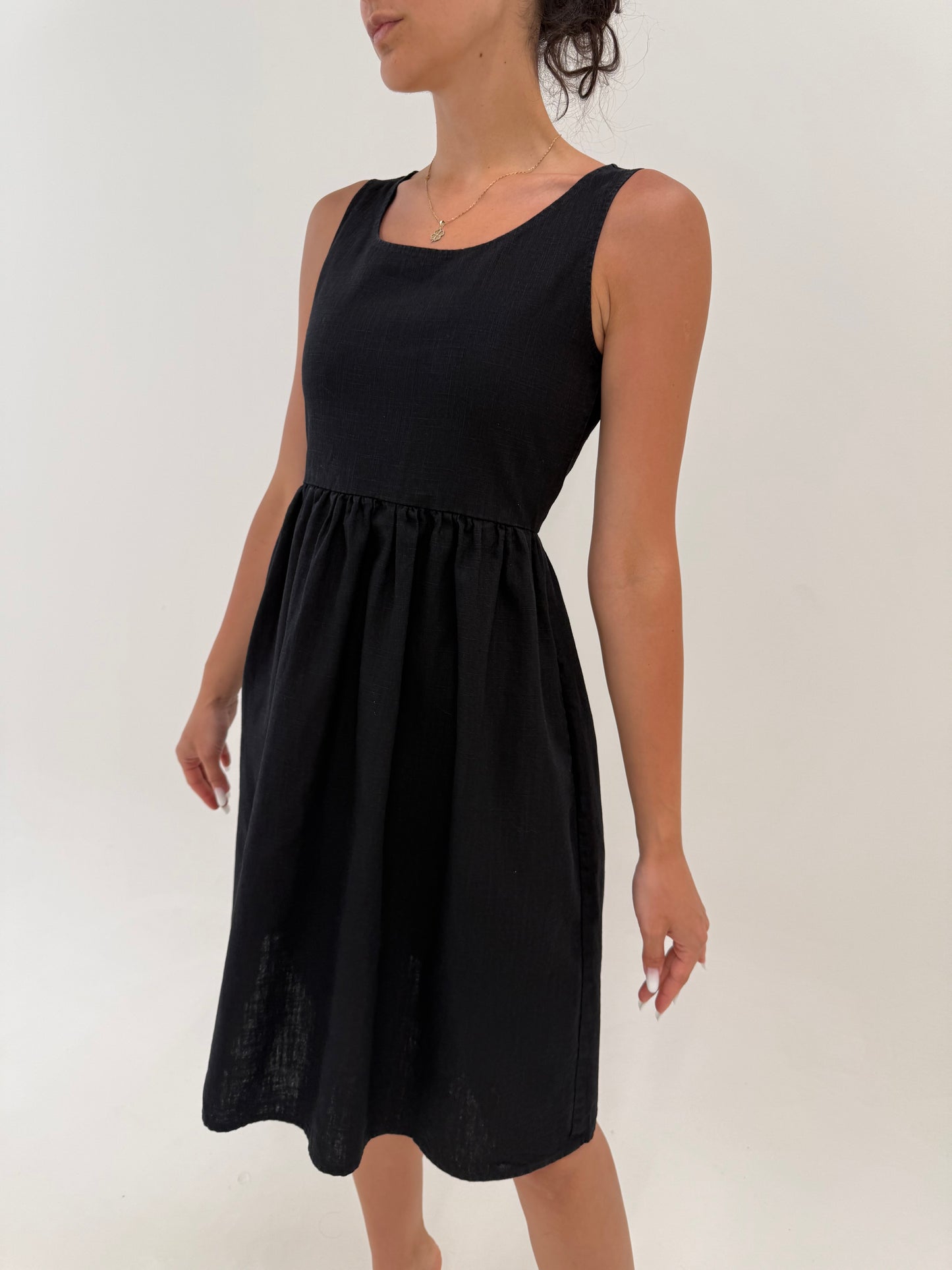 Rochie neagră din in premium handmade în croi minimalist cu buzunare
