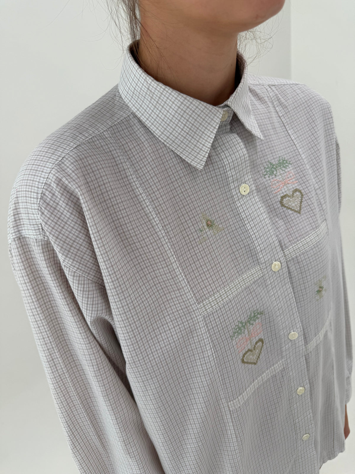 Cămașa vintage în carouri fine din bumbac cu broderie delicată
