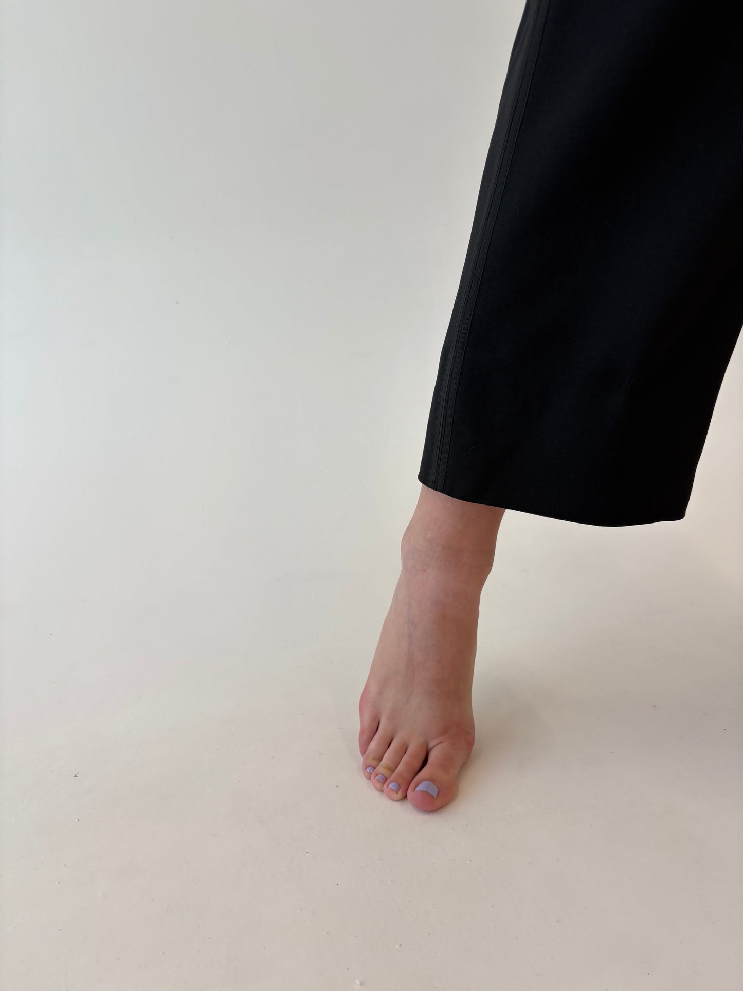 Pantaloni de ceremonie cu talie satinata plisată si vipușca