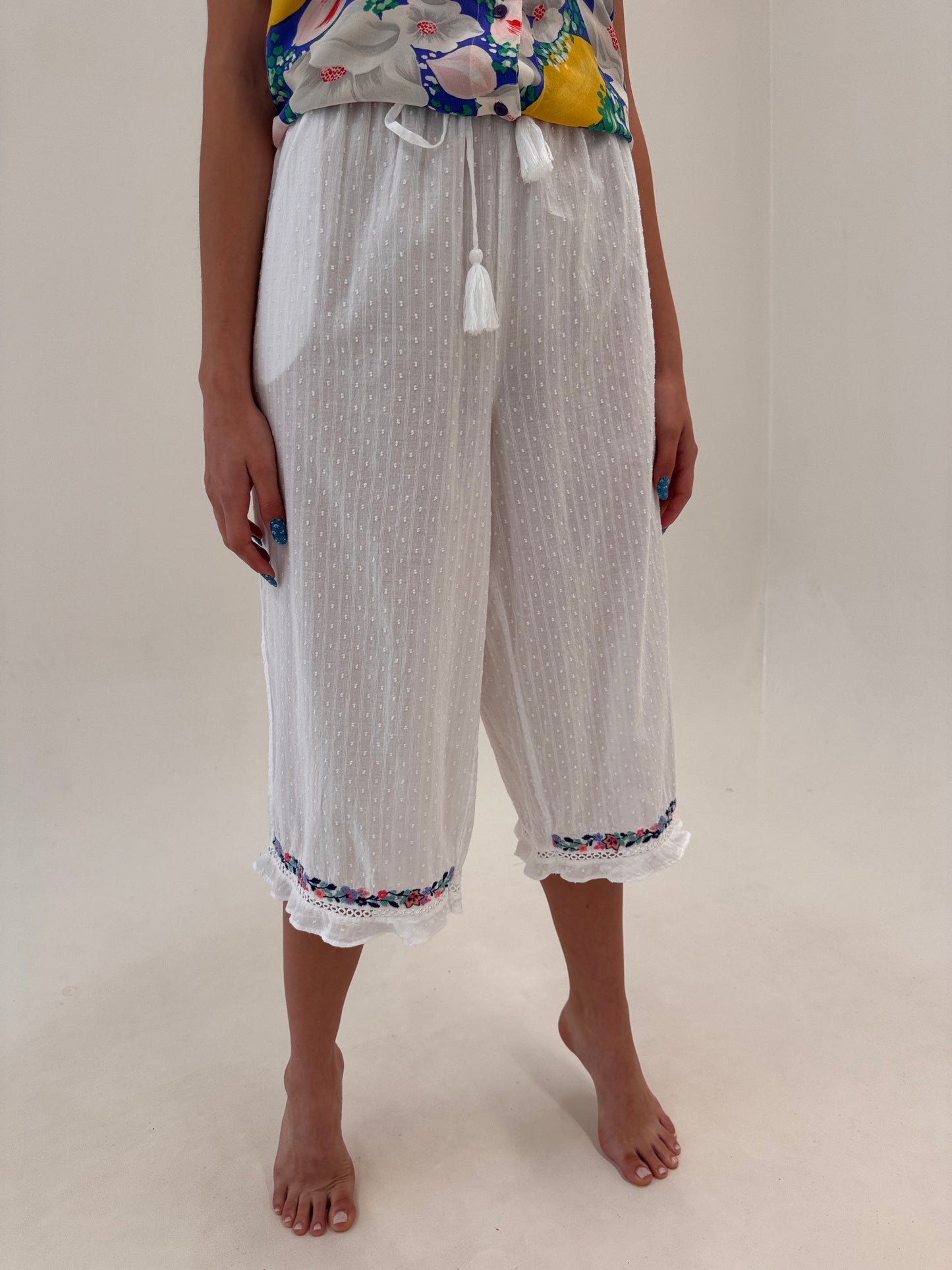 Pantaloni capri din cel mai fin bumbac texturat cu buline cu broderie și macrame