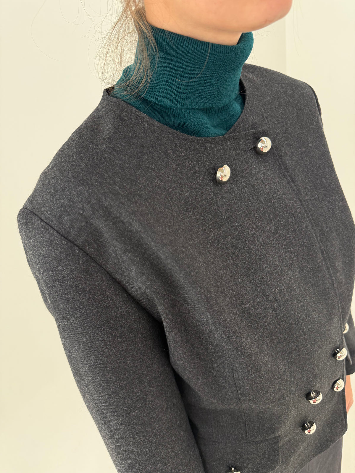 Jacheta retro modernă charcoal gray cu nasturi metalici argintii din 80% lana