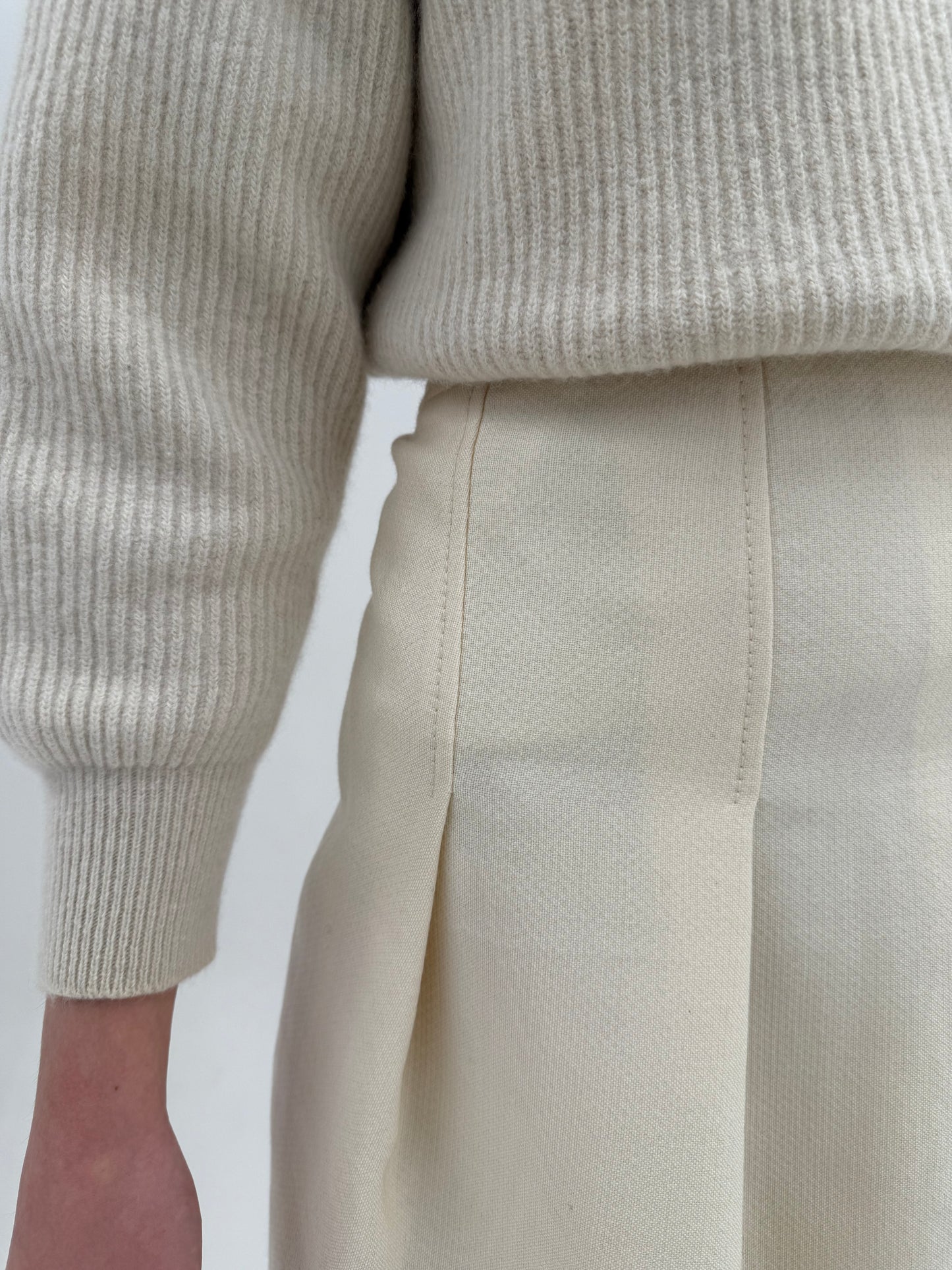 Fustă luxury Moschino din worsted wool cu tinuta și talie ultra înaltă cu pliseuri