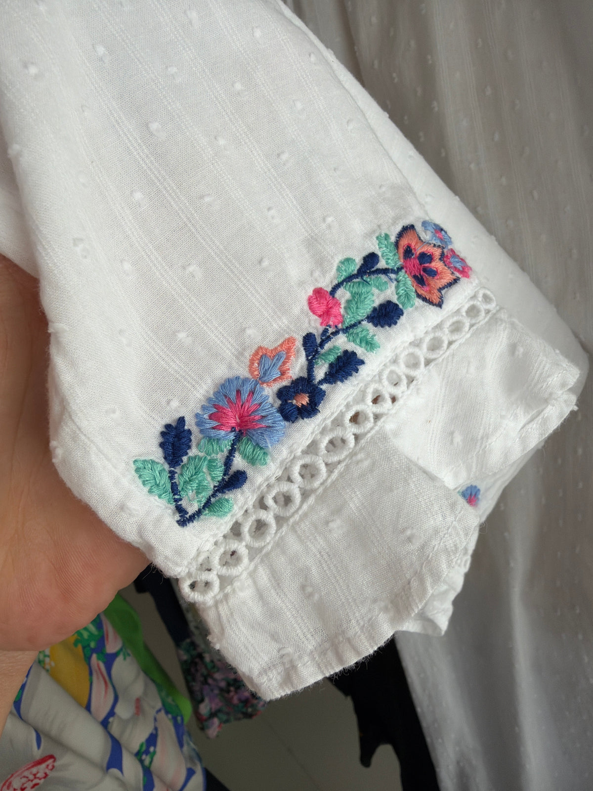 Pantaloni capri din cel mai fin bumbac texturat cu buline cu broderie și macrame