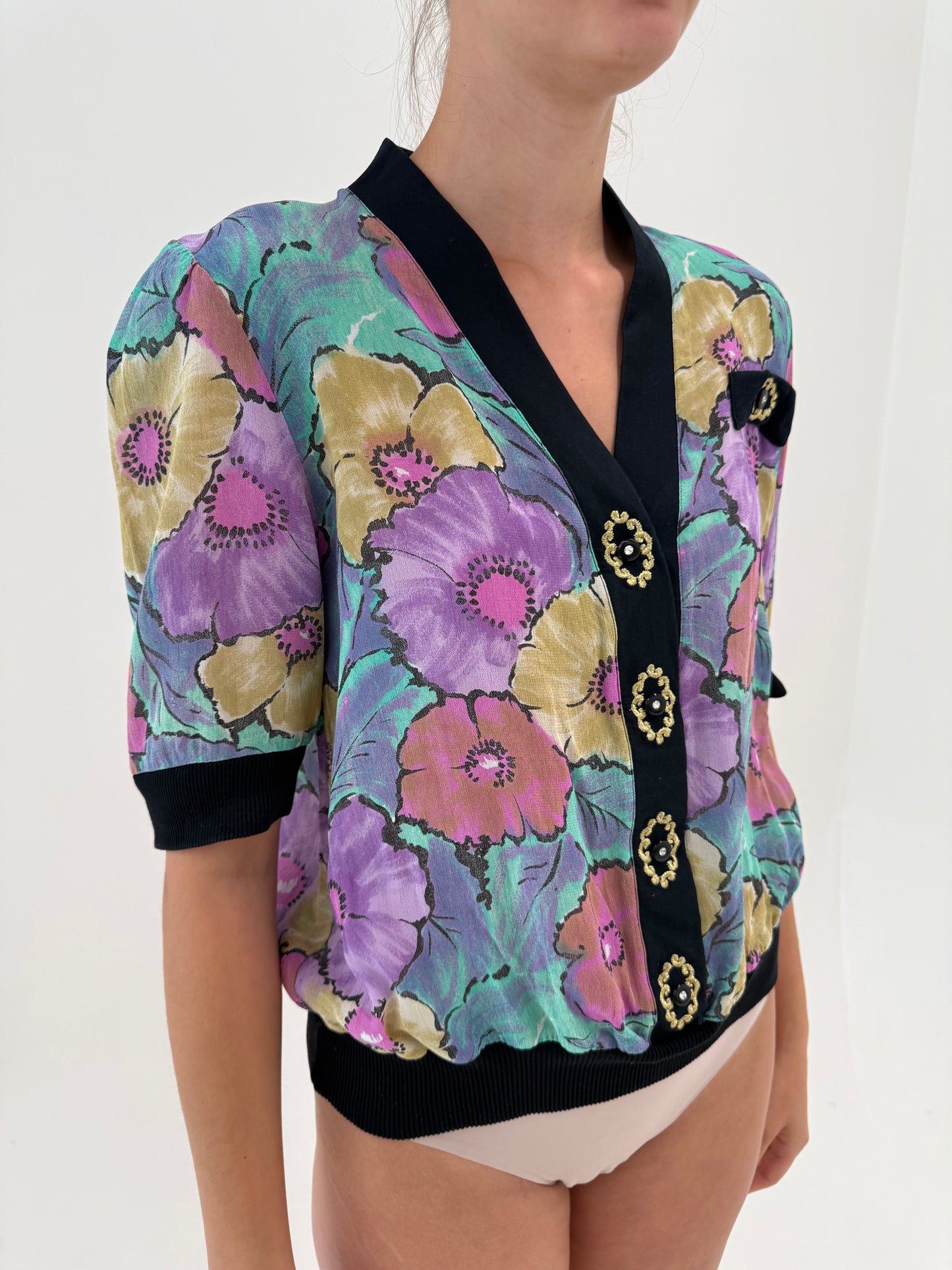 Top vintage cu nasturi bijuterie și croi în stil Gucci super vaporos