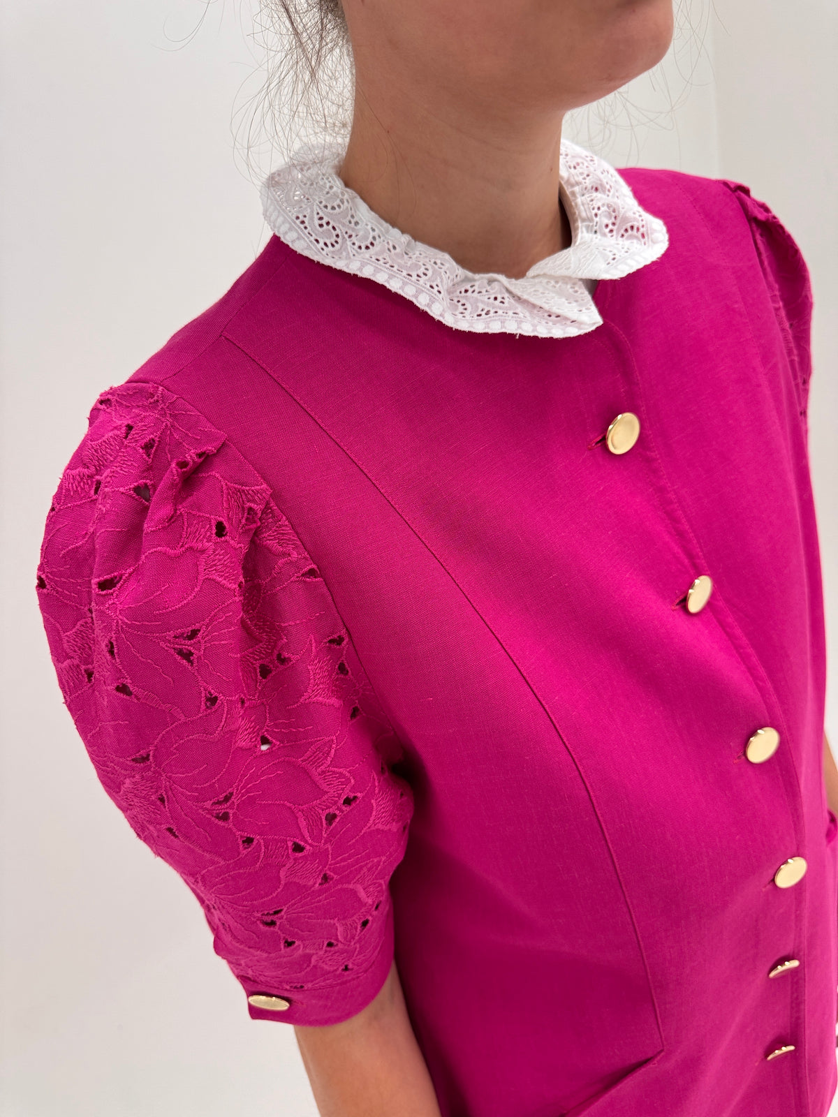 Sacou fucsia din în excepțional cu mâneci ușor bufante și broderie anglaise