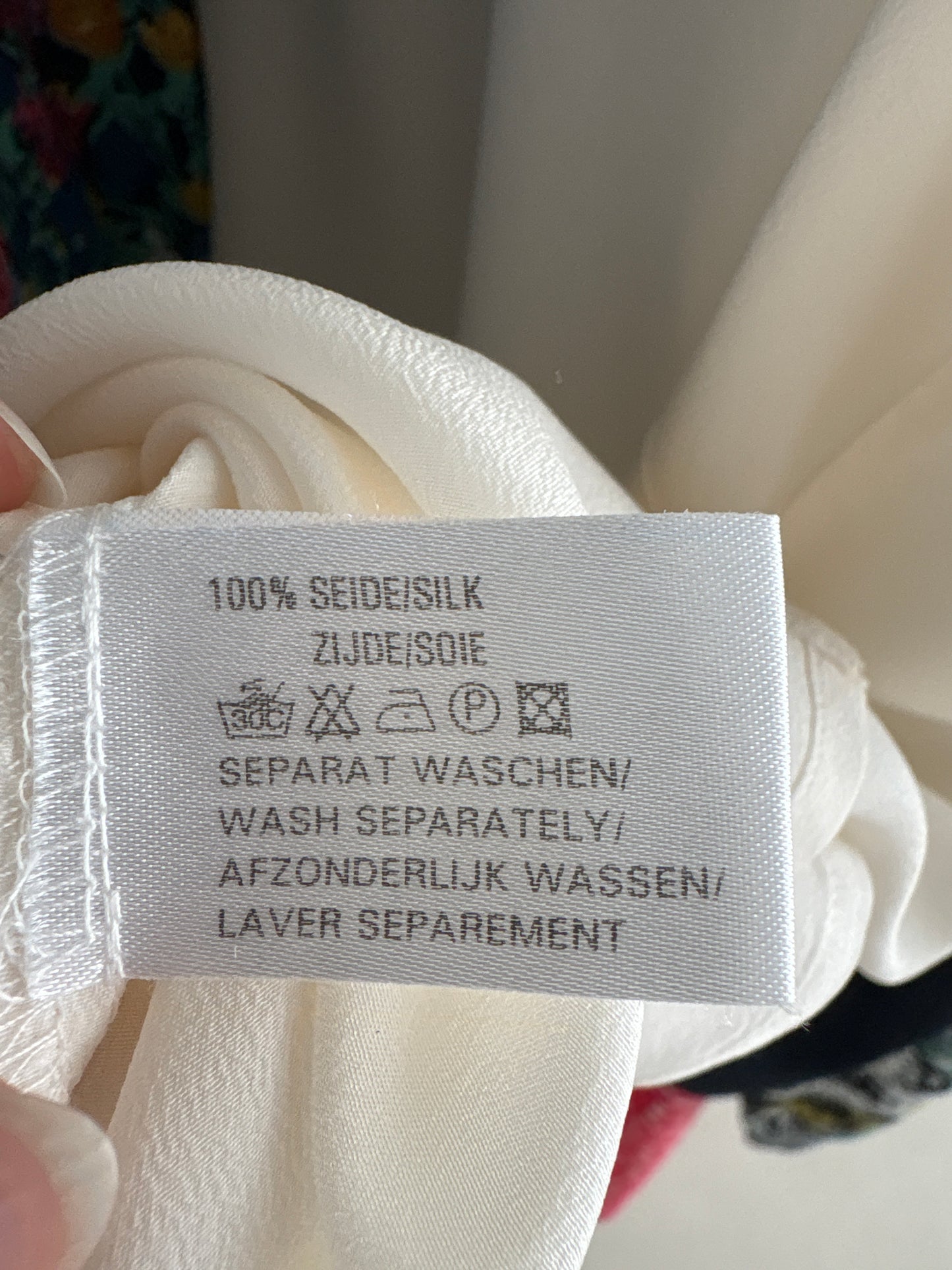Top alb din mătase naturală cu bretele late în croi minimalist