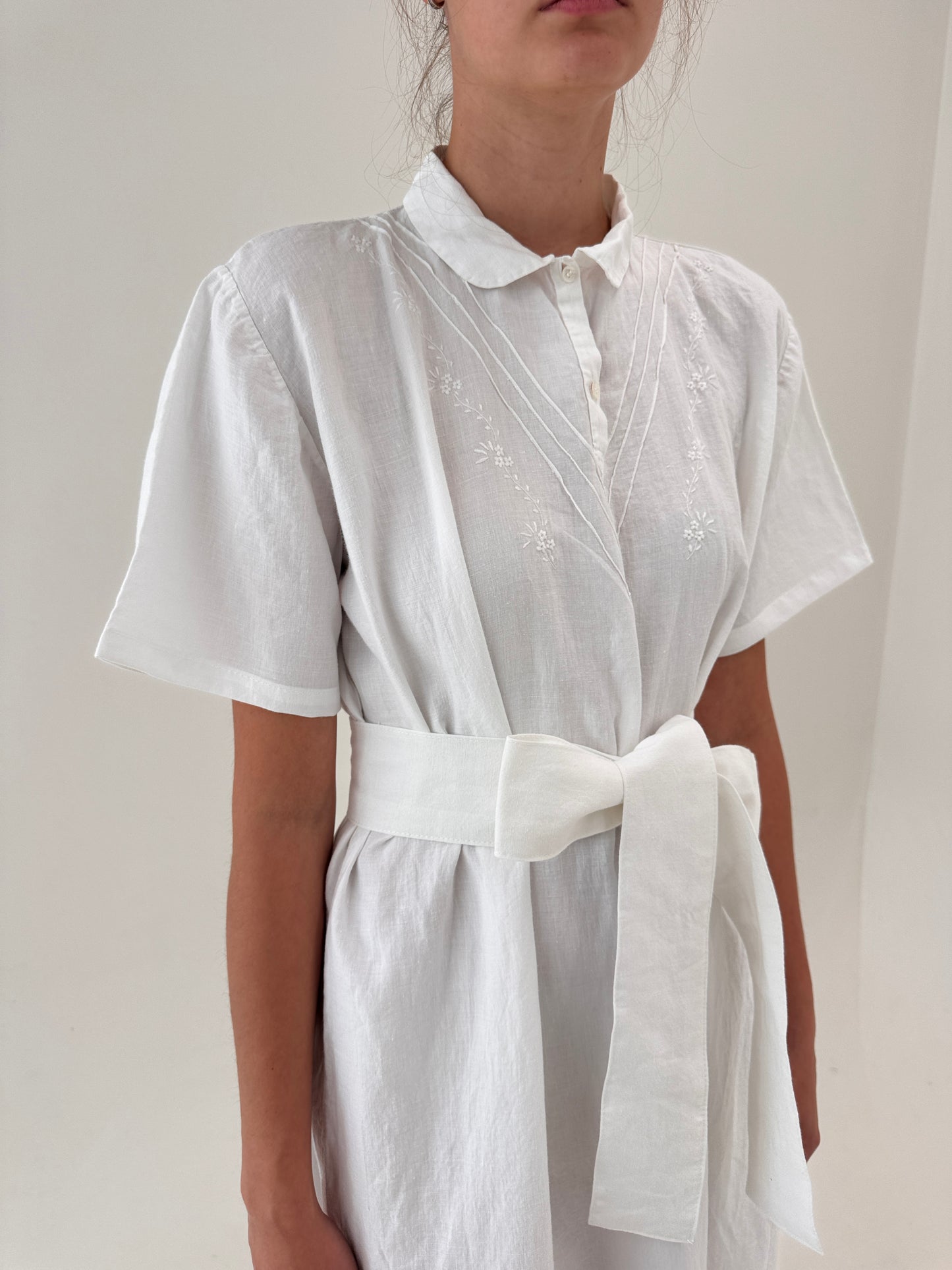 Rochie maxi tall din in excepțional cu broderie manuală delicată și macrame